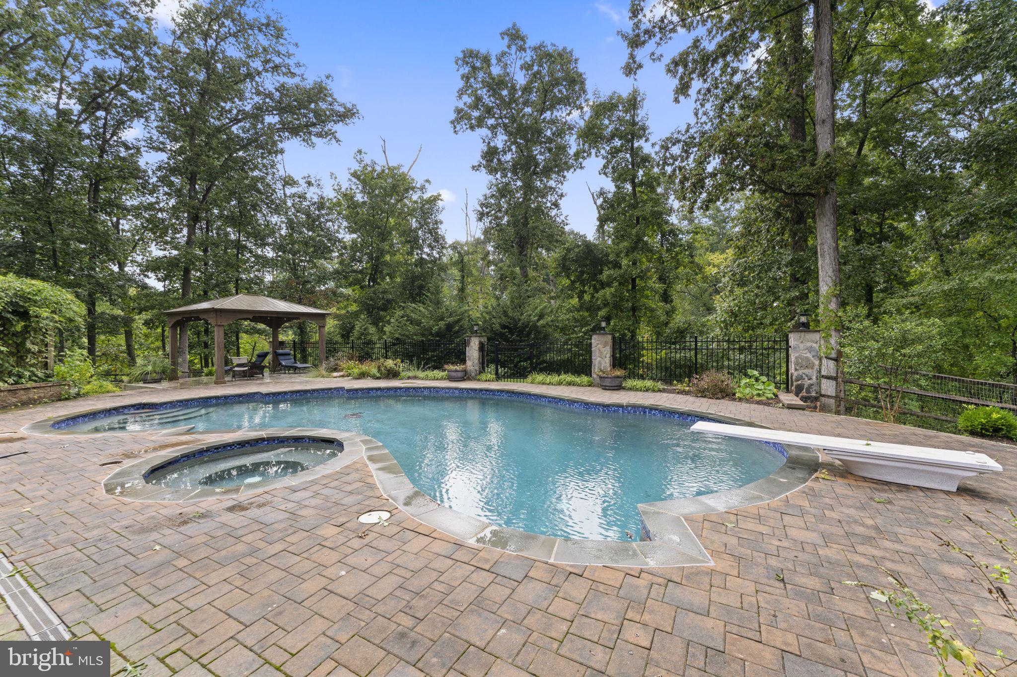 901 HOLLY CREEK DR