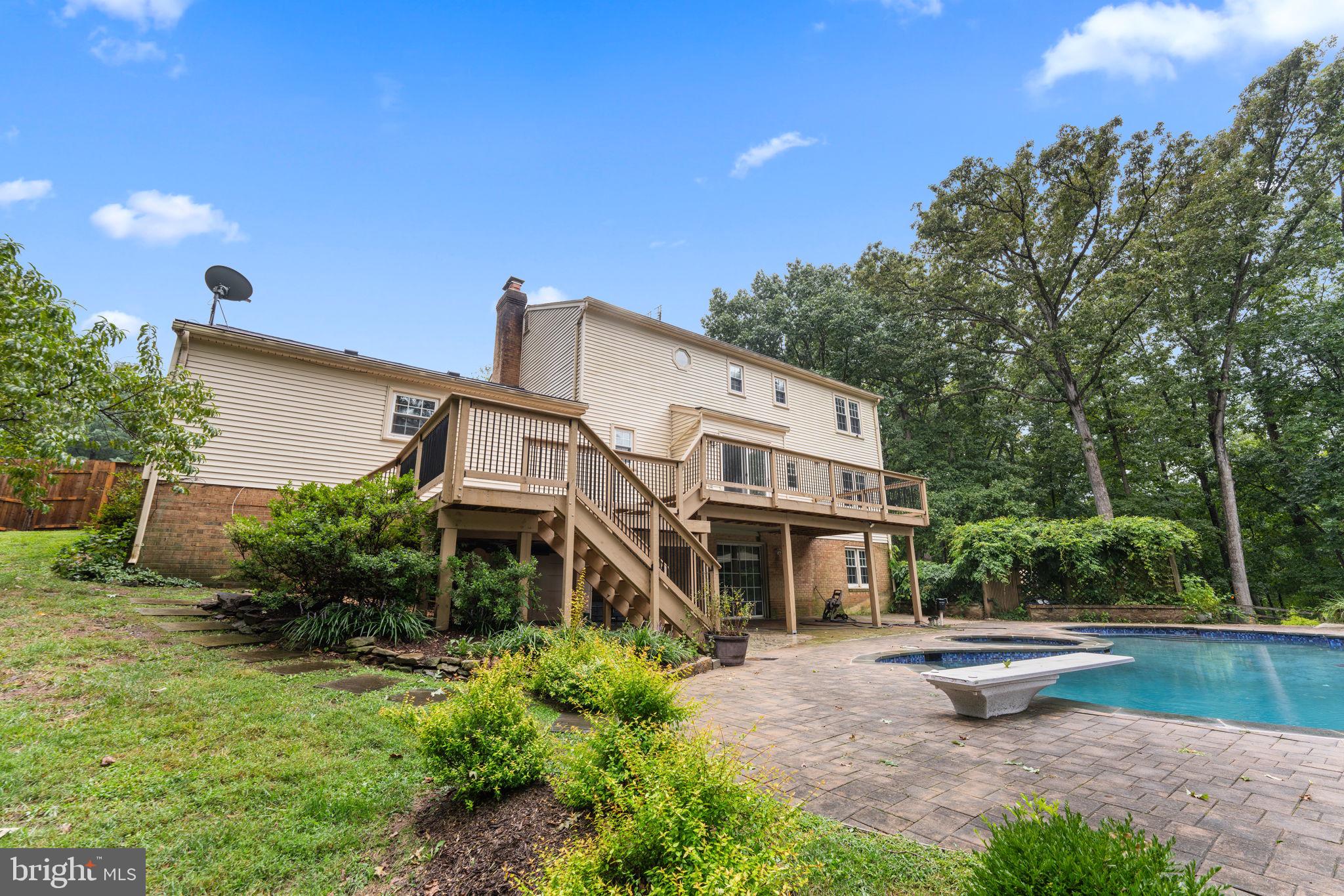 901 HOLLY CREEK DR