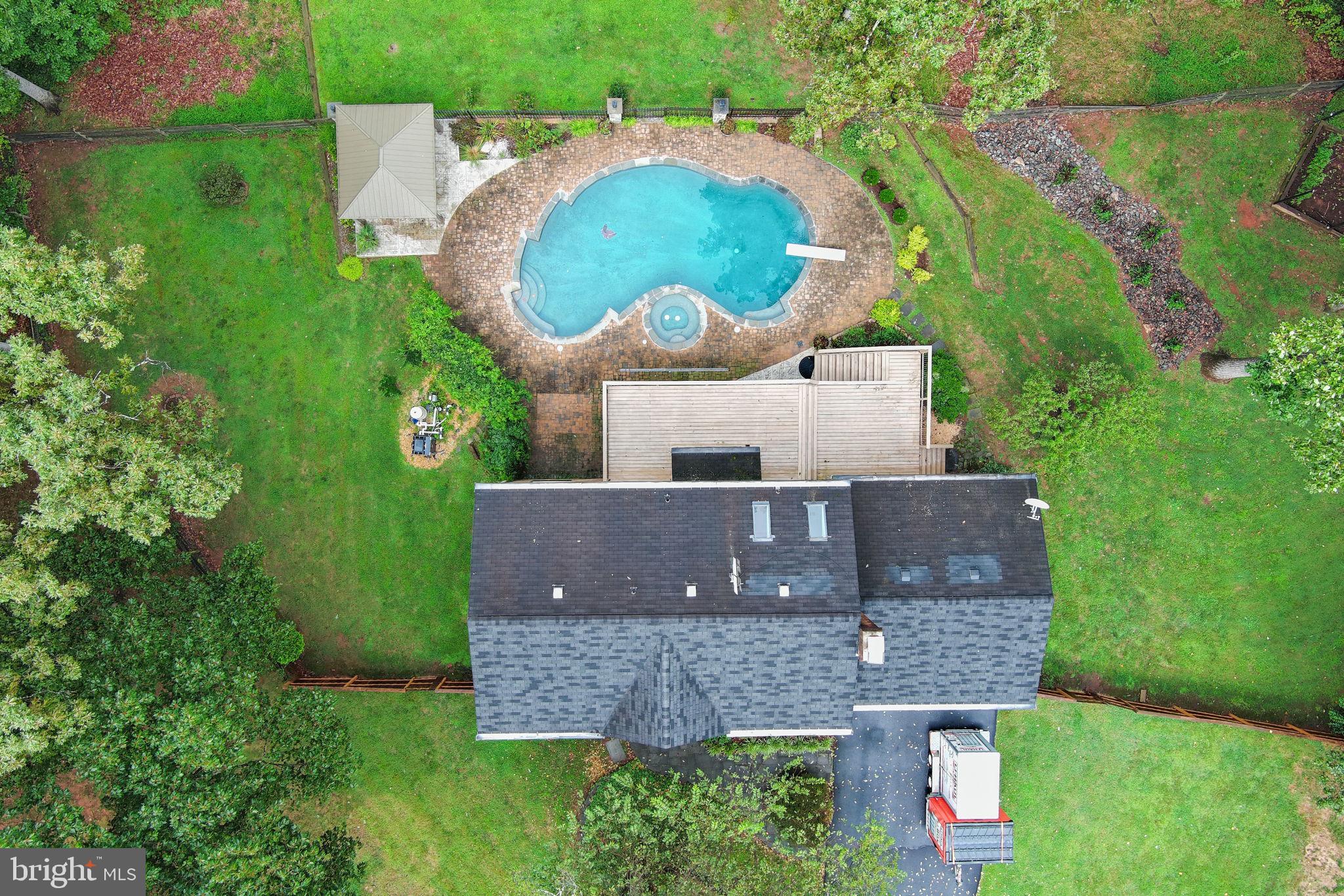 901 HOLLY CREEK DR