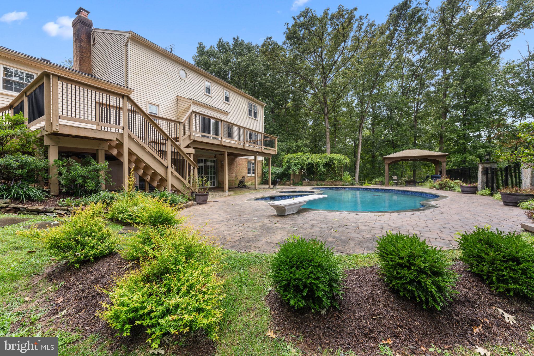 901 HOLLY CREEK DR