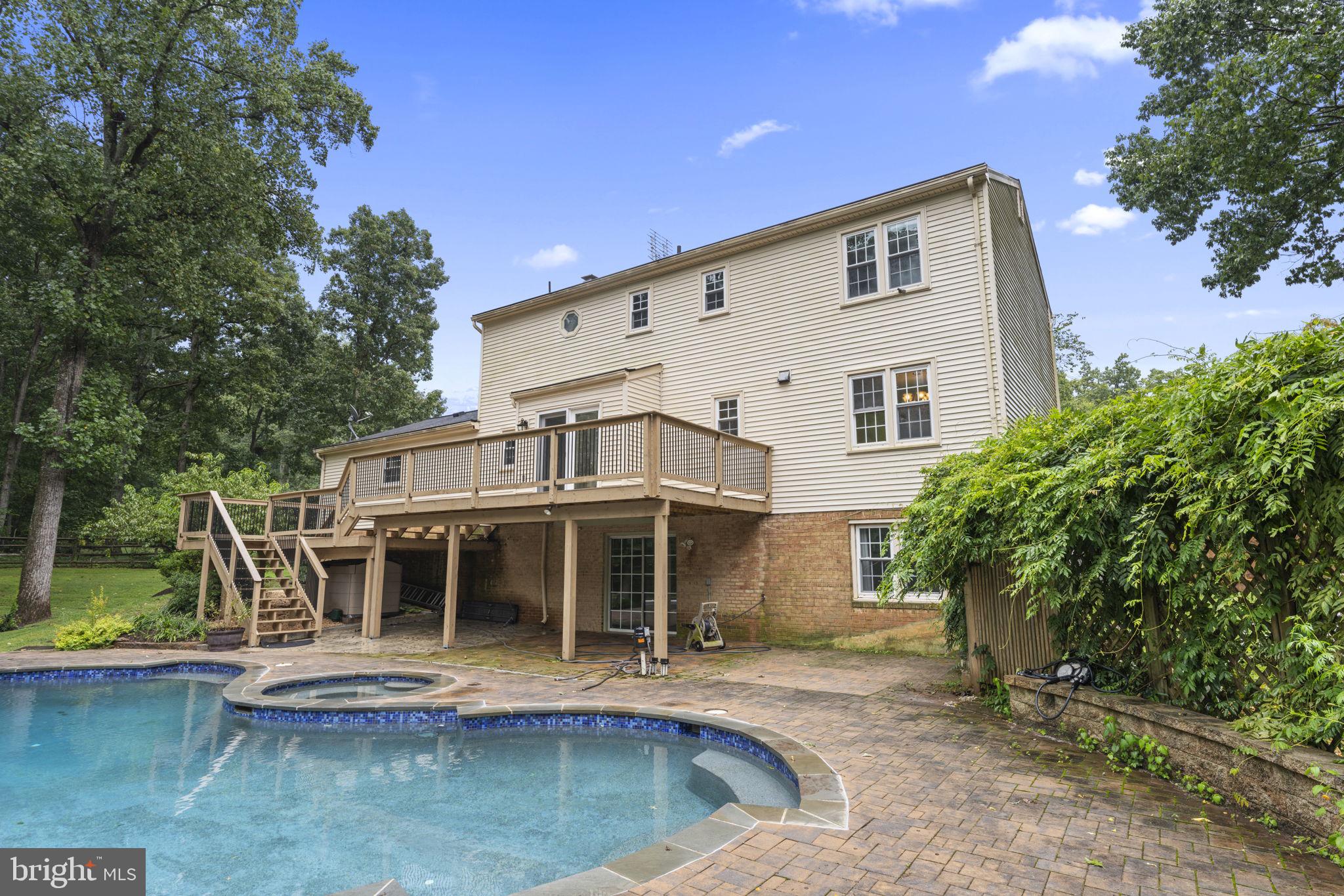 901 HOLLY CREEK DR