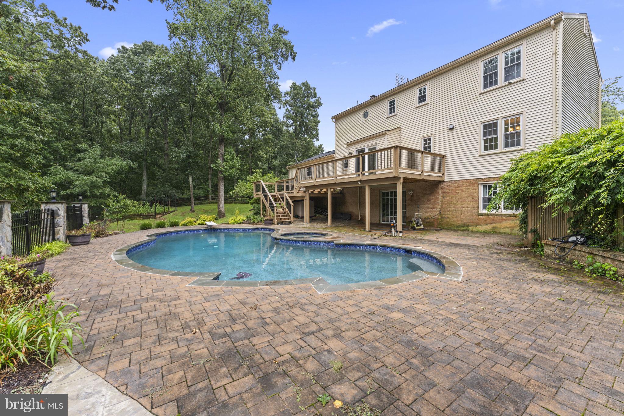 901 HOLLY CREEK DR