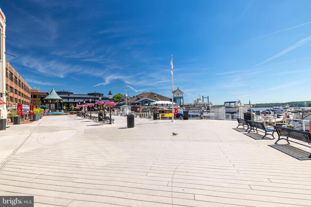 6718 W WAKEFIELD DRIVE Unit: B2