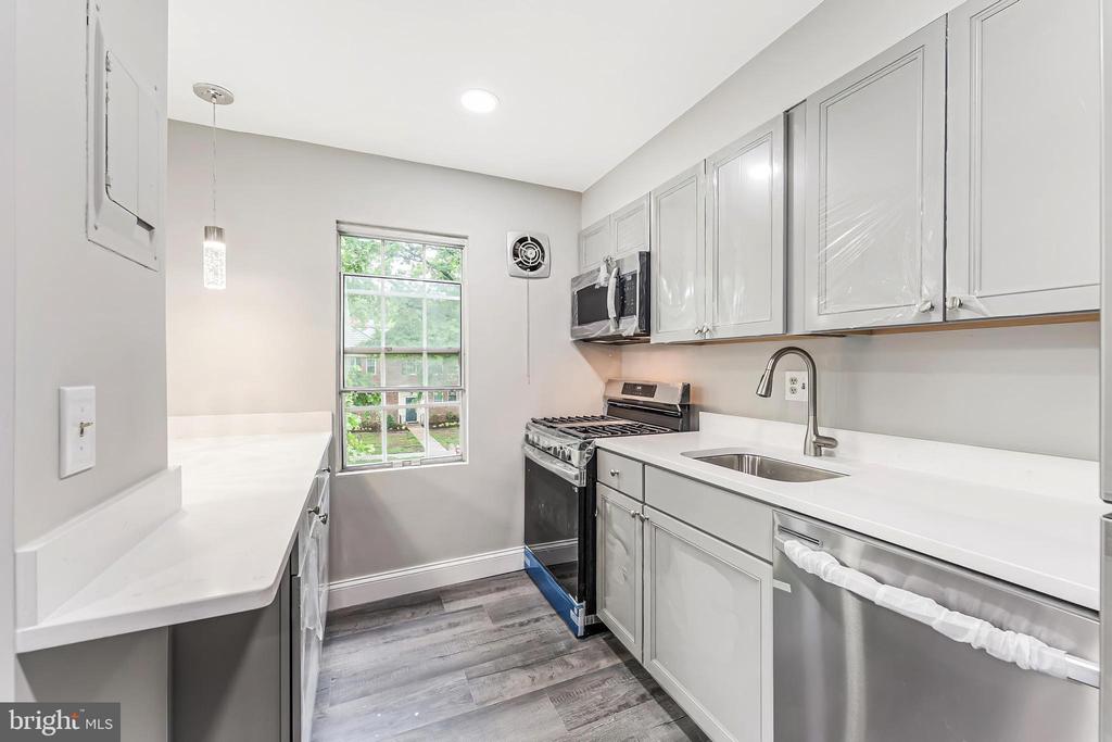 6718 W WAKEFIELD DRIVE Unit: B2
