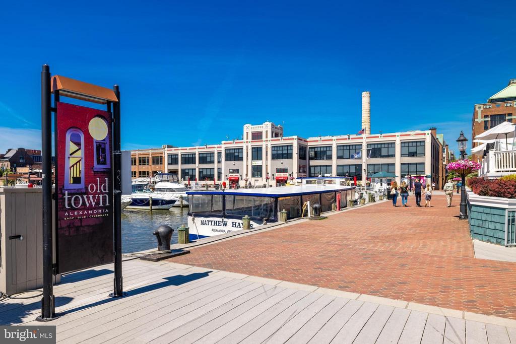 6718 W WAKEFIELD DRIVE Unit: B2