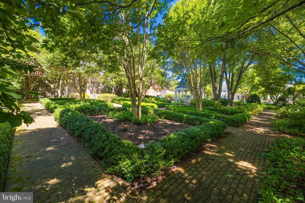 6718 W WAKEFIELD DRIVE Unit: B2