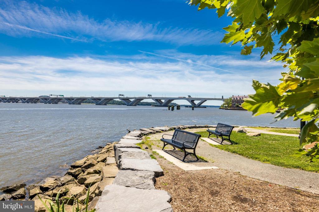6718 W WAKEFIELD DRIVE Unit: B2