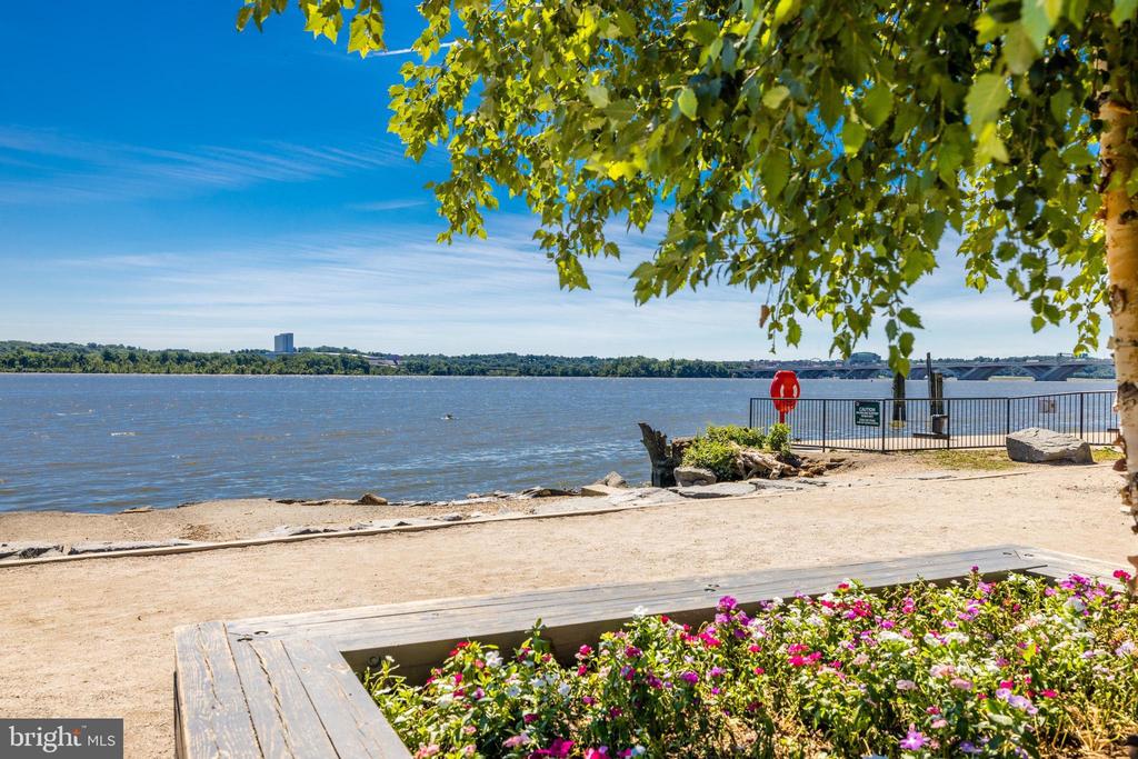 6718 W WAKEFIELD DRIVE Unit: B2