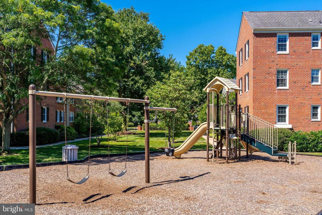 6718 W WAKEFIELD DRIVE Unit: B2