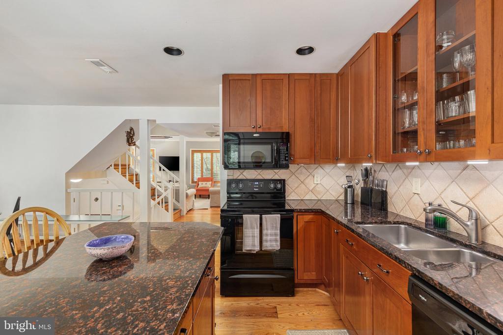 2223 GLENCOURSE LANE