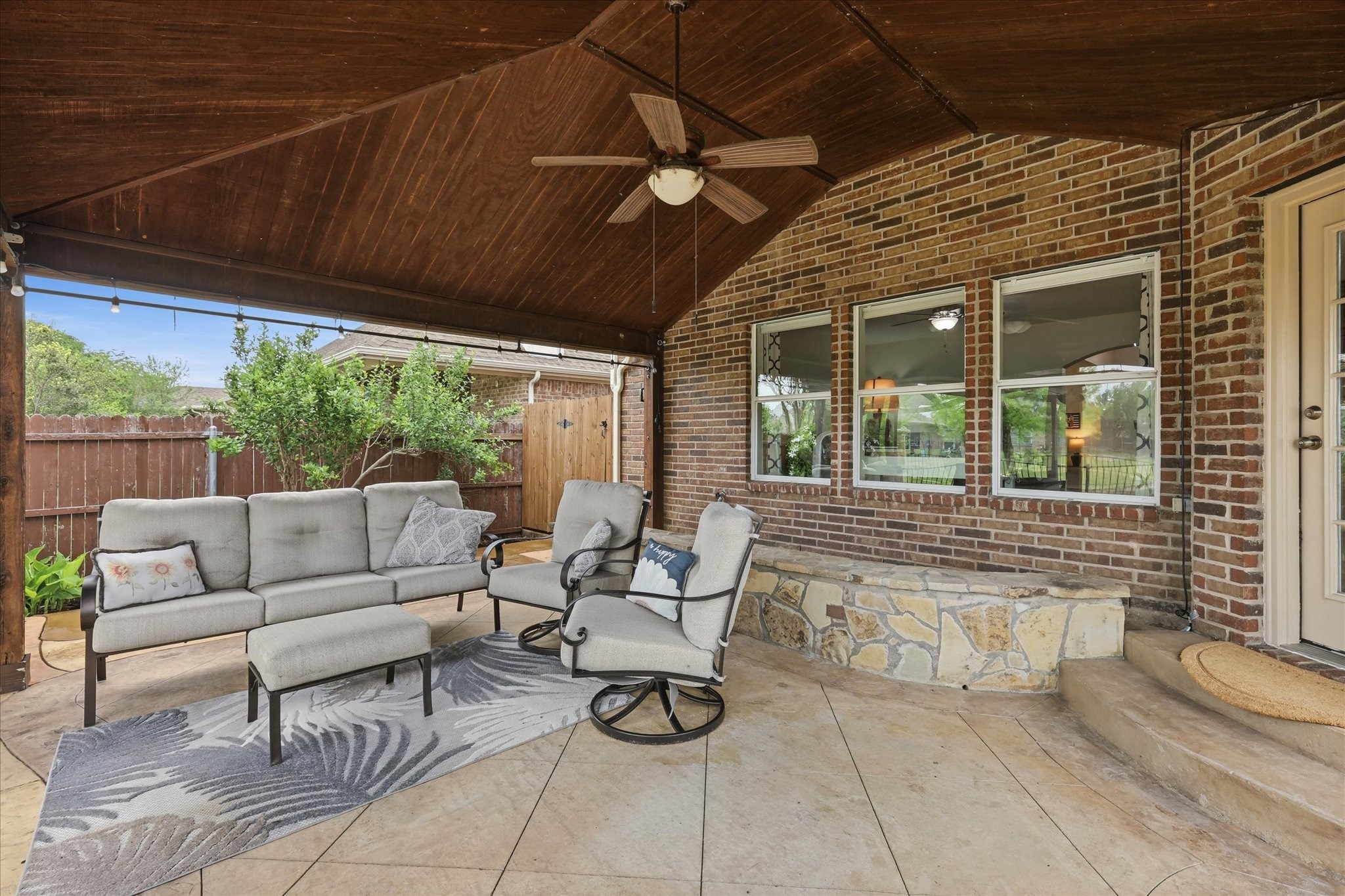 9516 Lakeway Drive