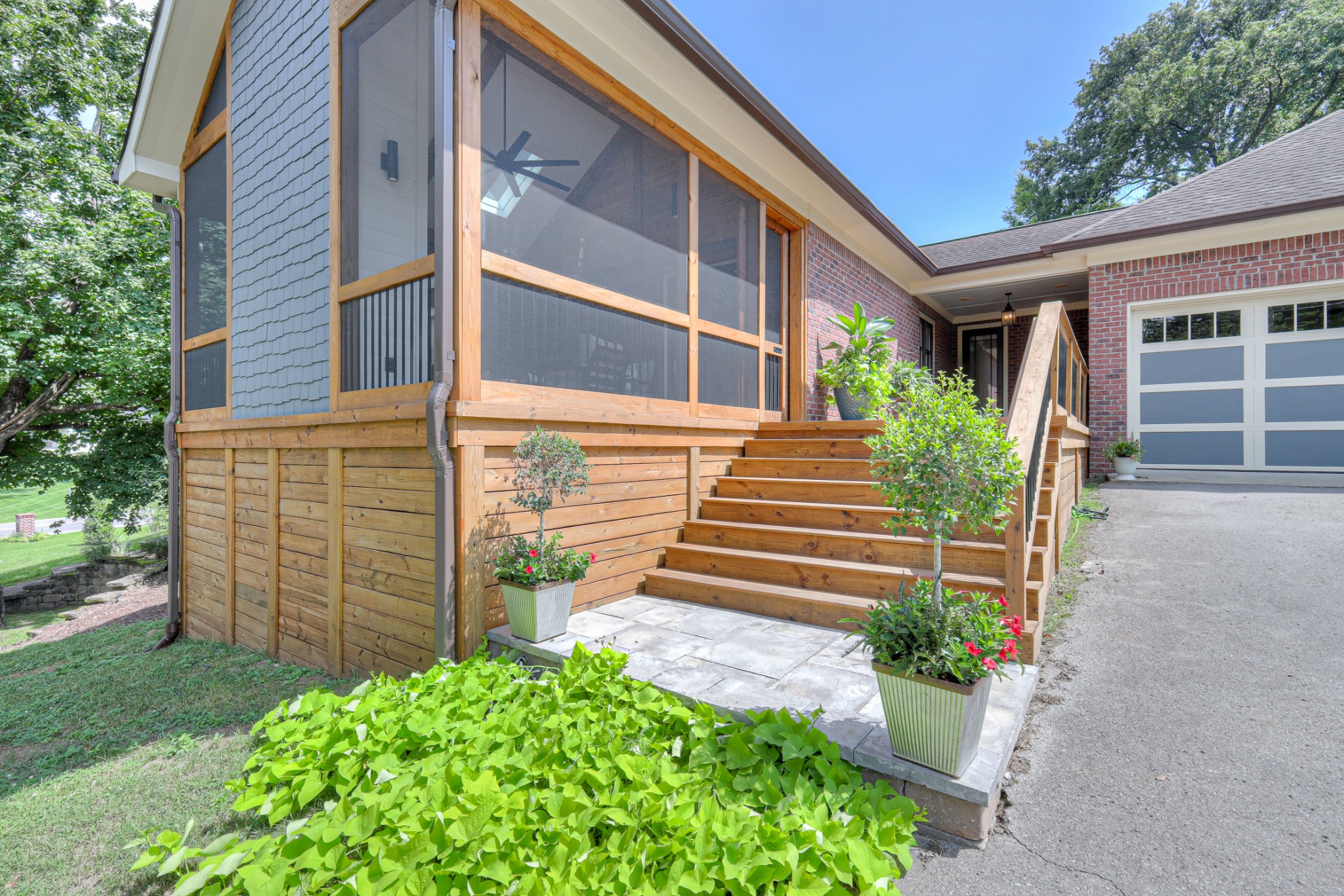 3297 Lealand Ln