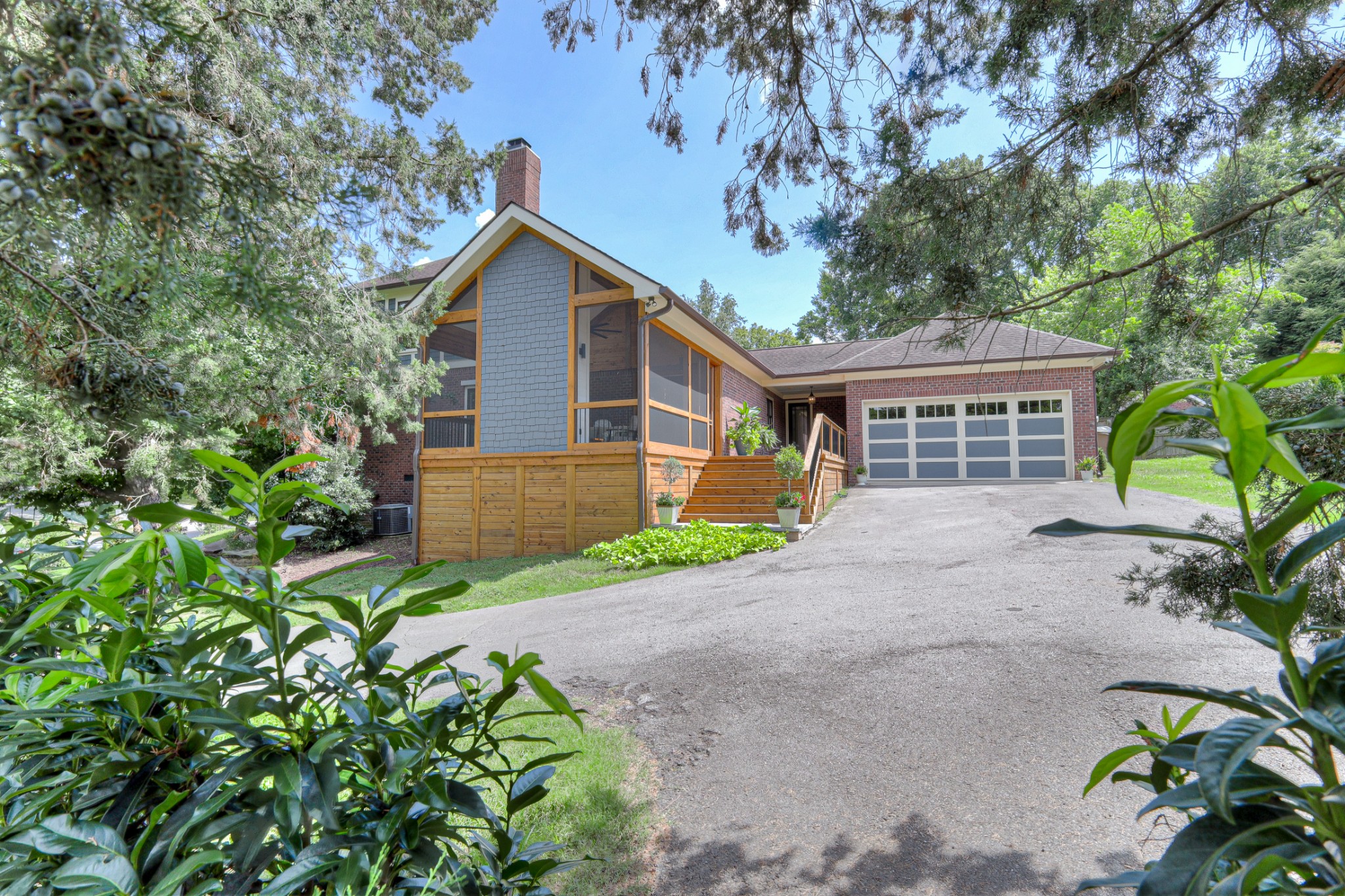 3297 Lealand Ln