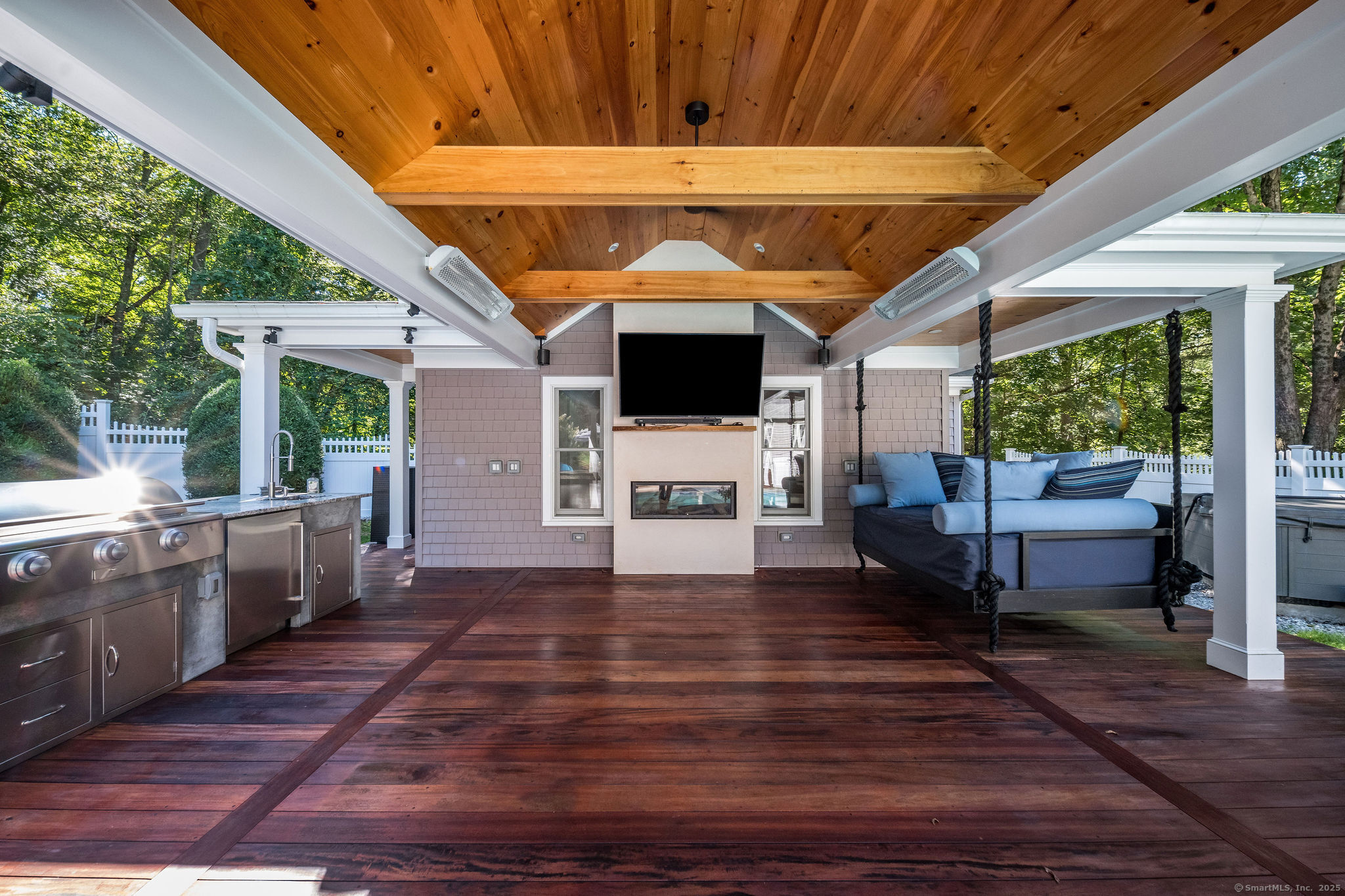 15 Buttonball Lane
