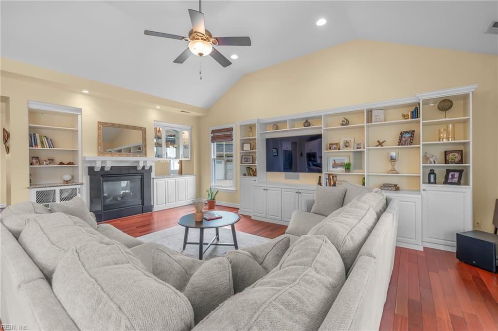 3221 Shelter Cove CT