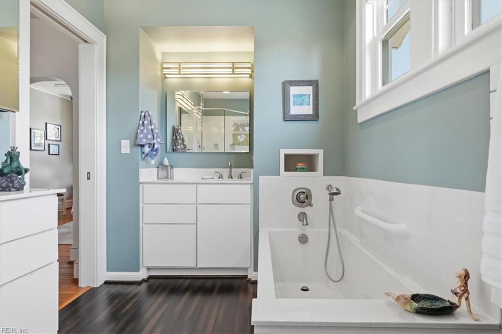 1027 Cambridge CRES