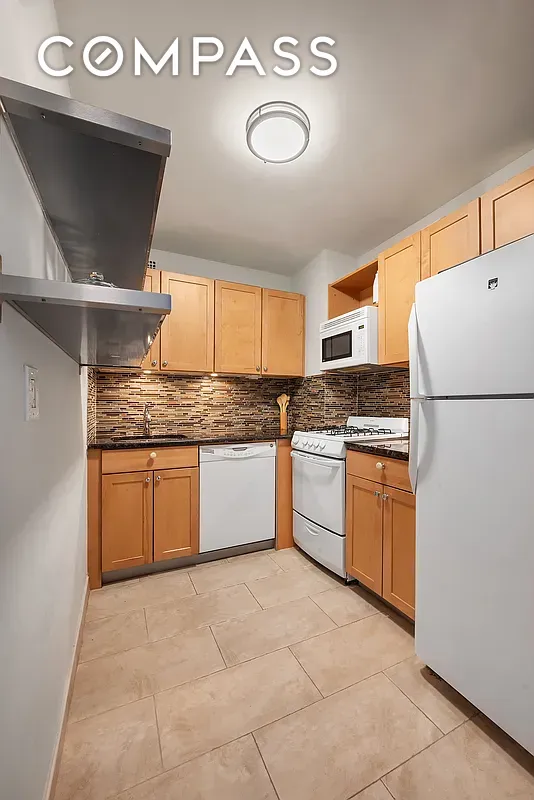 305 E 24th Street 3S