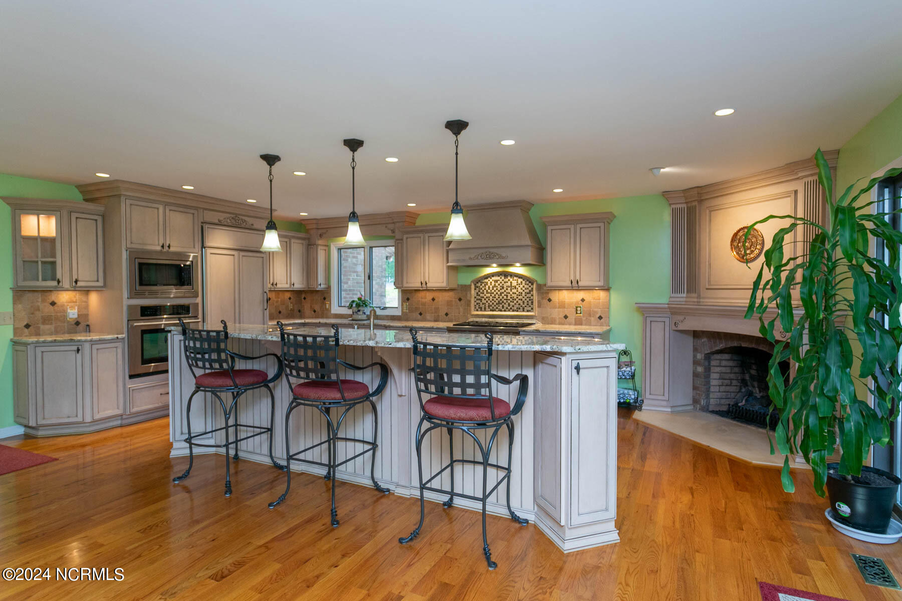 251 Devonshire Avenue W