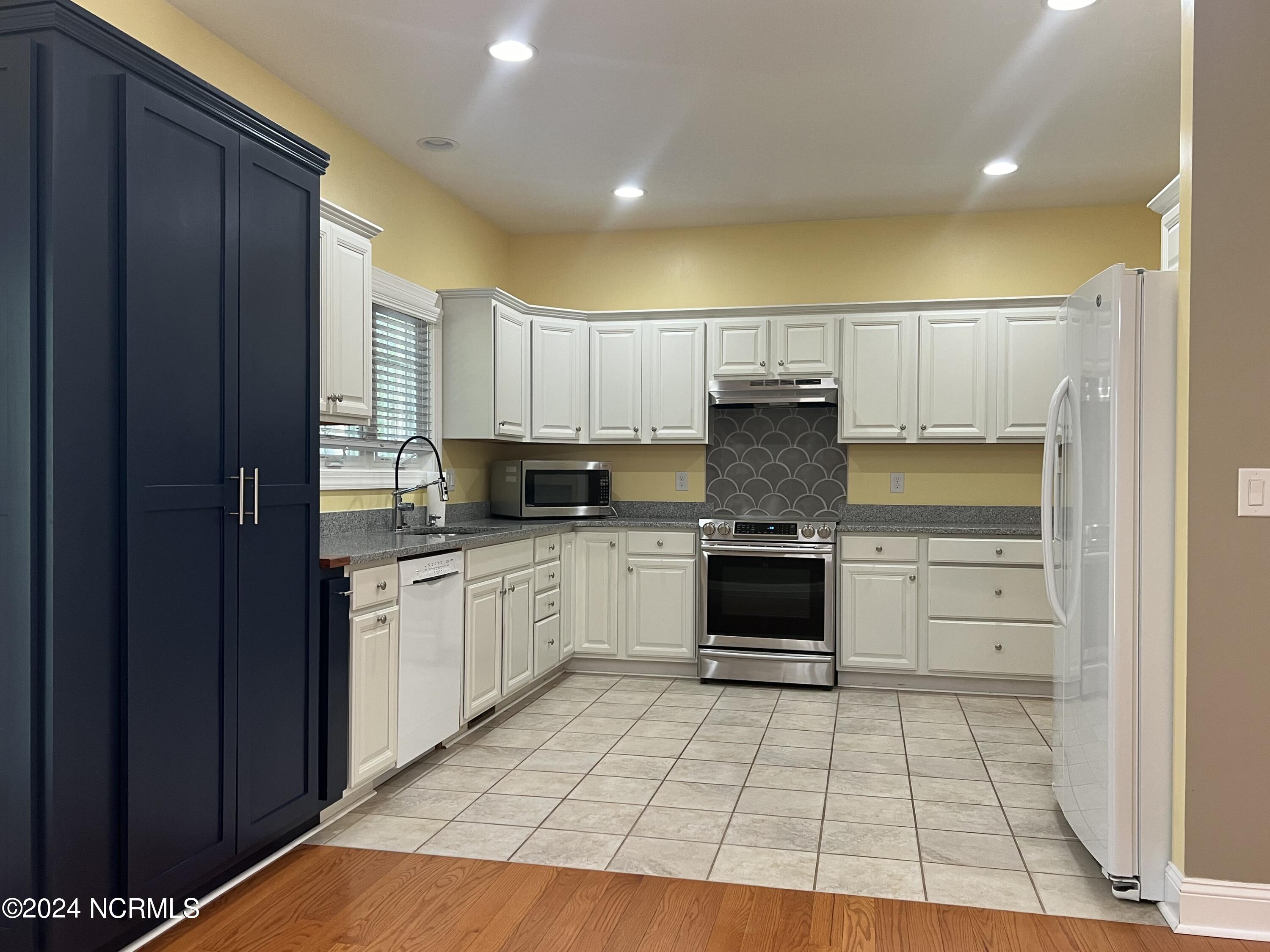 1475 Longleaf Drive E