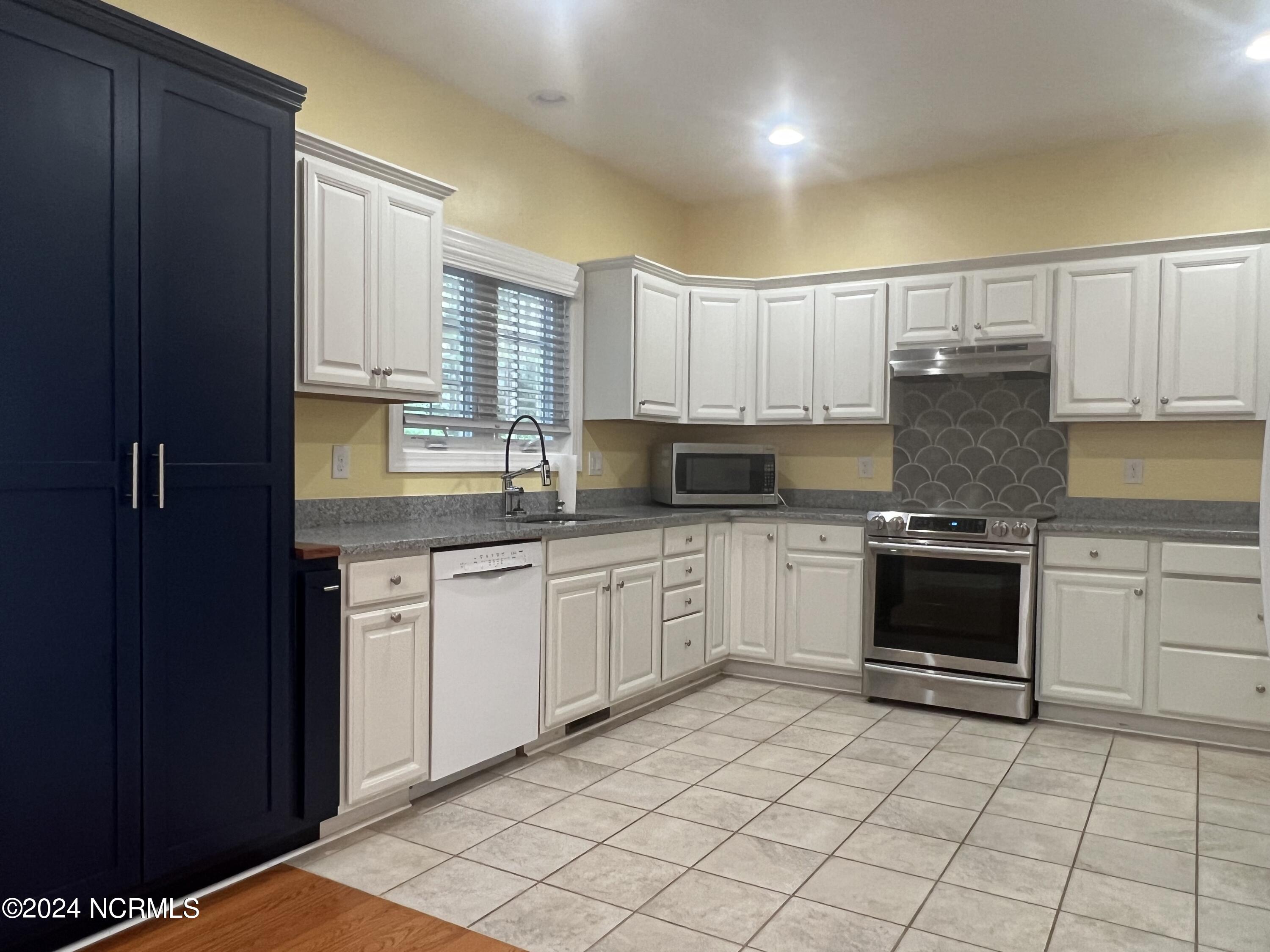 1475 Longleaf Drive E