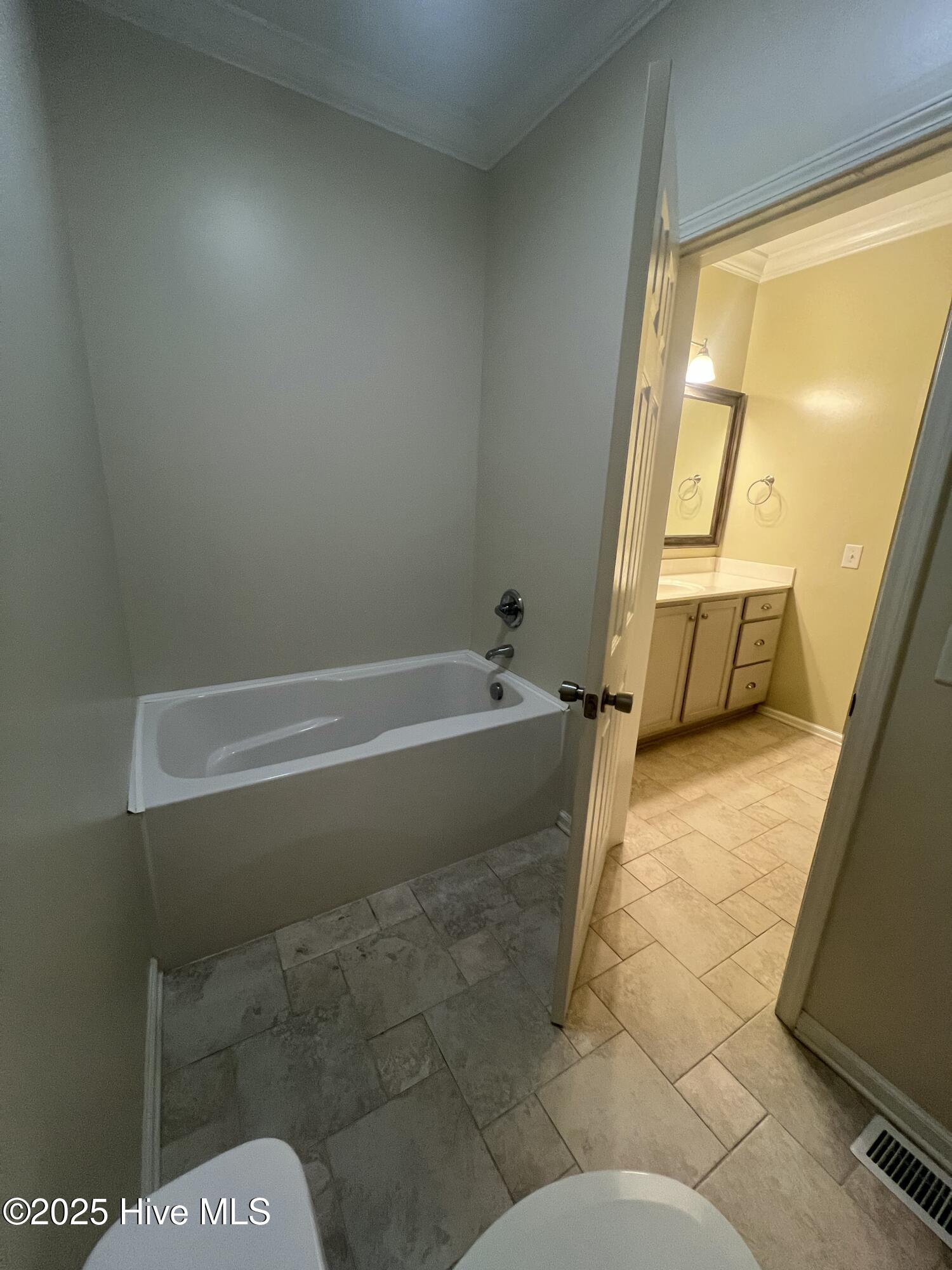 100 Kingswood Circle