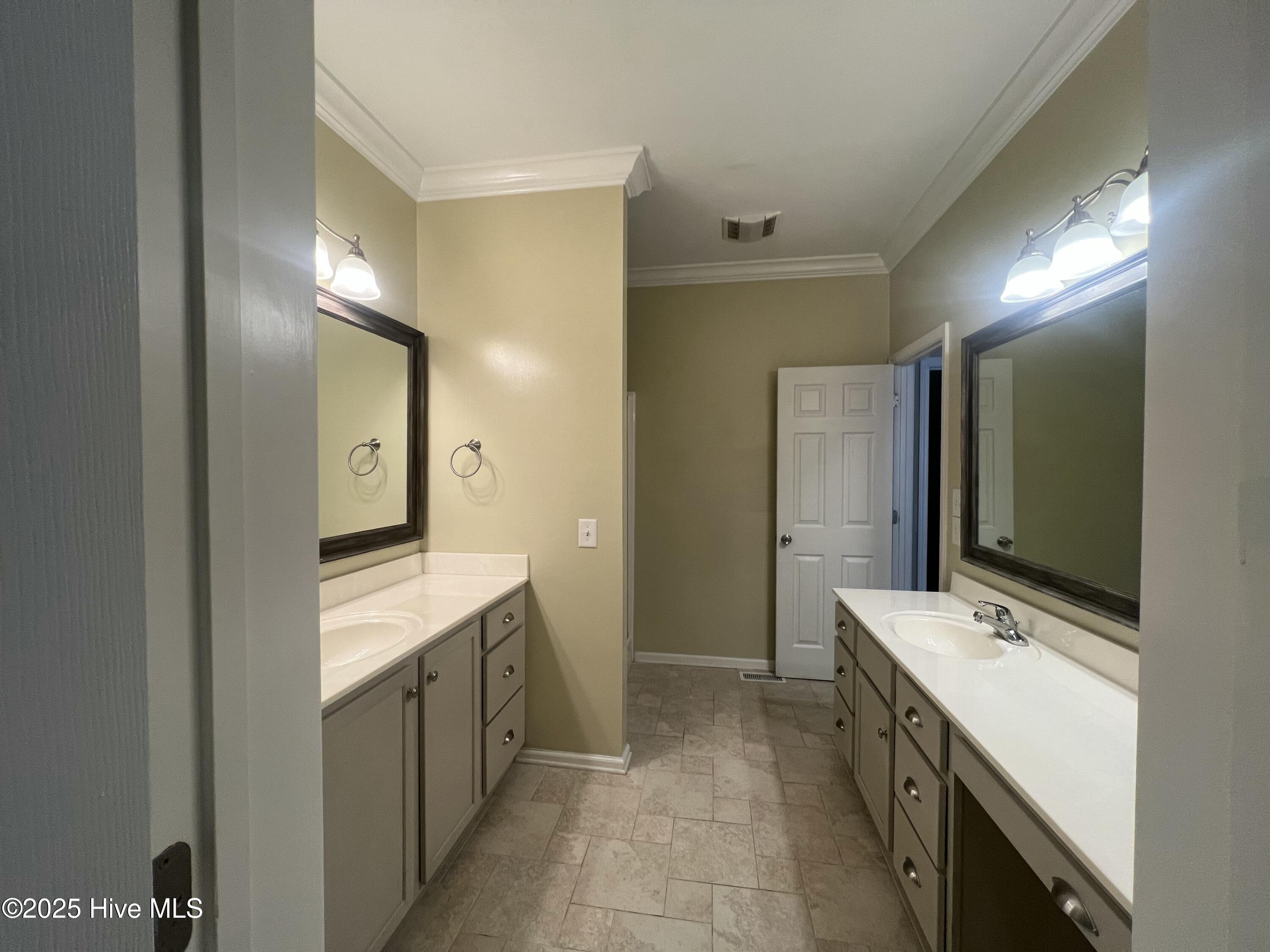 100 Kingswood Circle