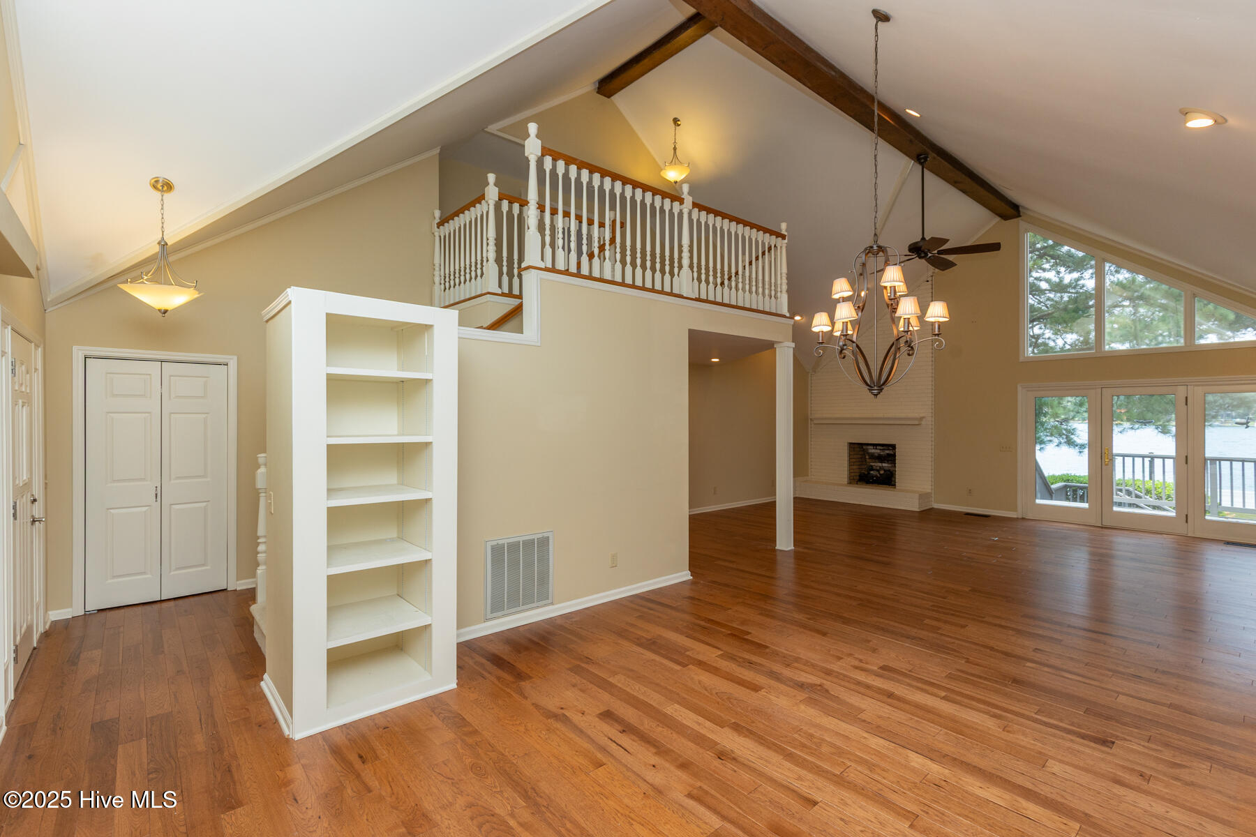 121 Lakeview Point