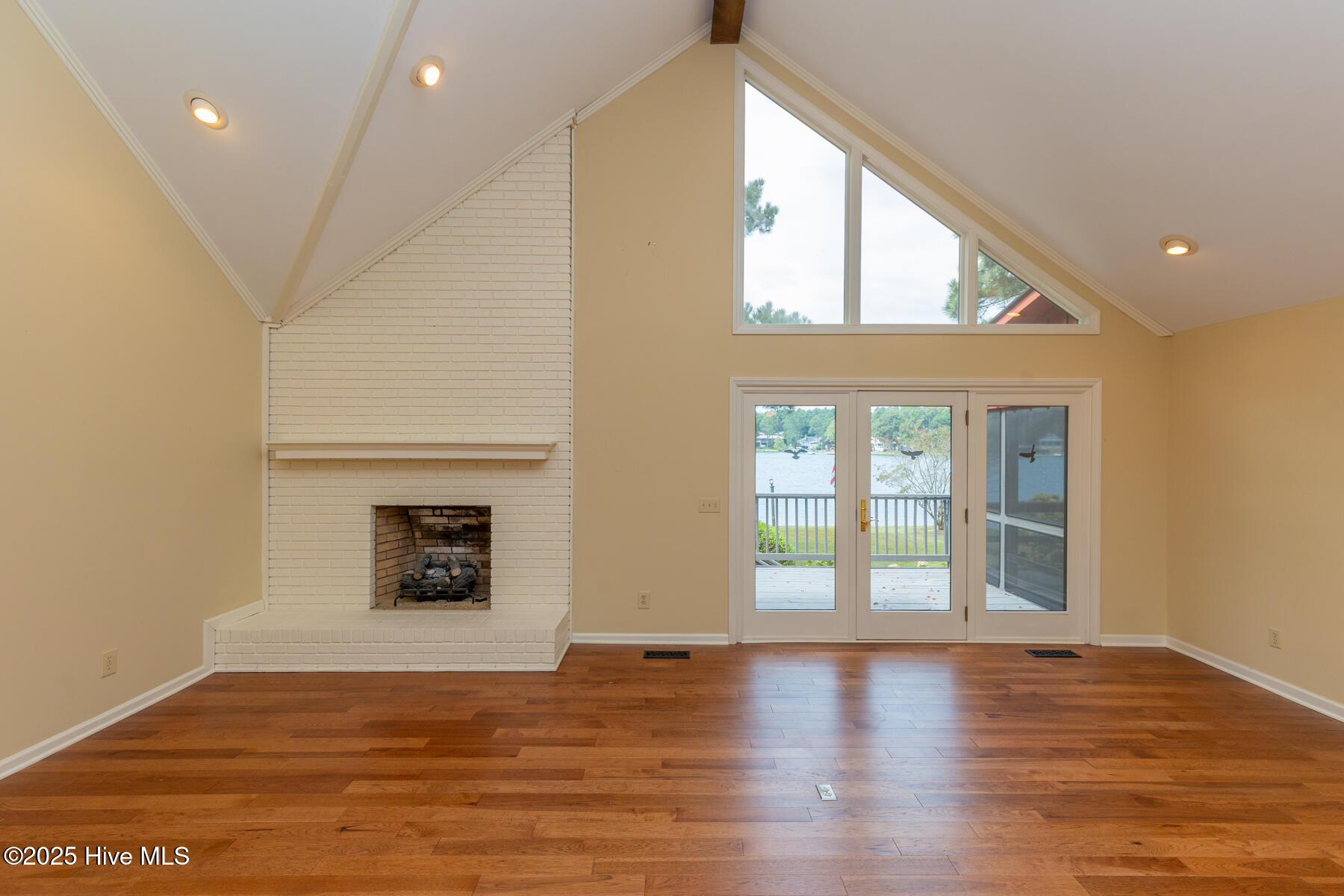 121 Lakeview Point