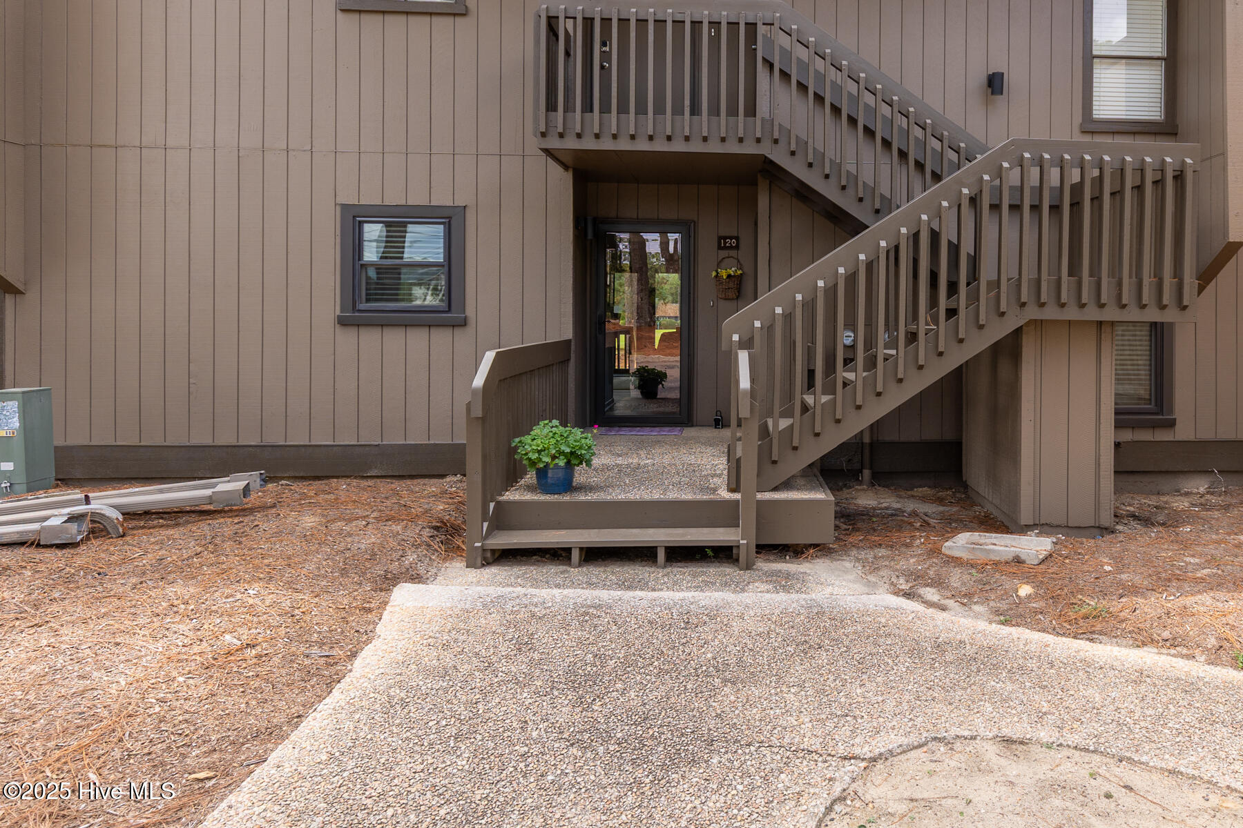 5 Pine Tree Road, 120