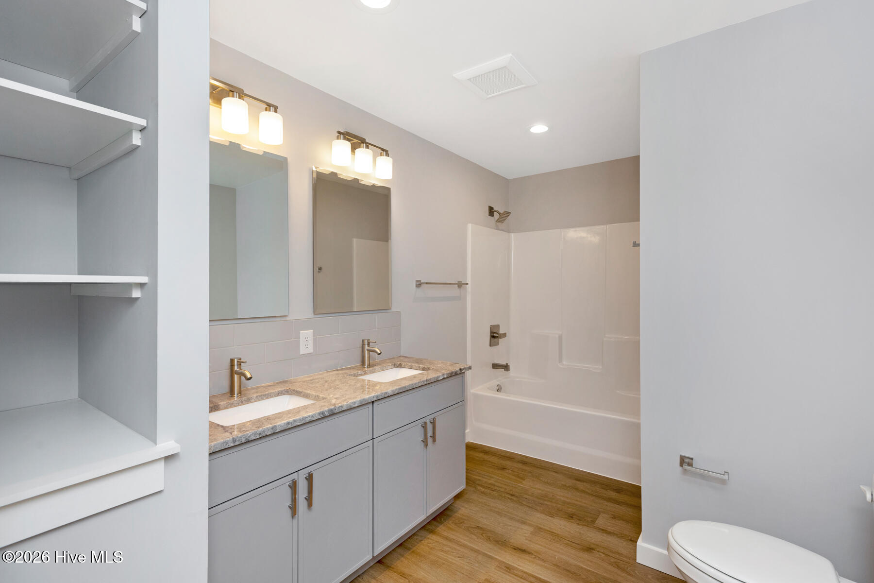 118 E Devonshire Avenue