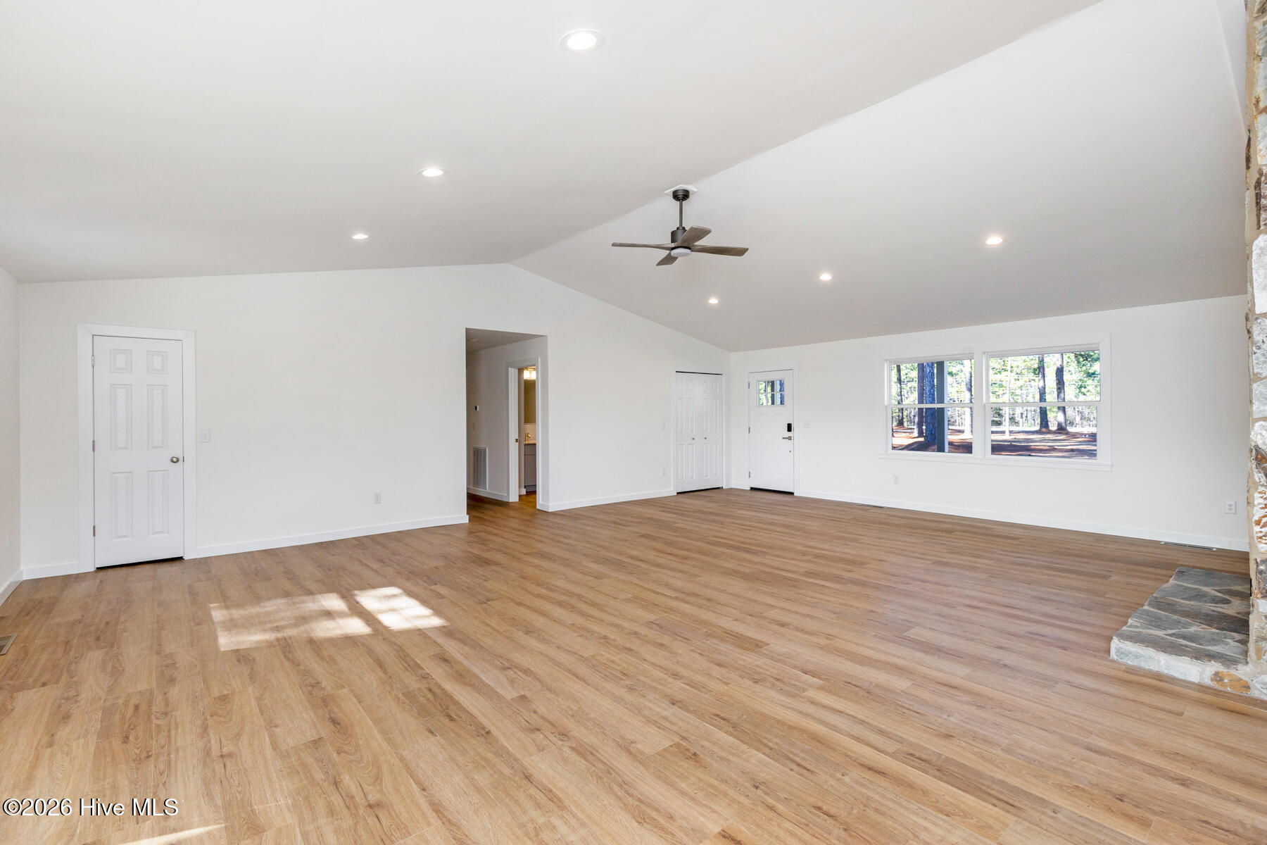 118 E Devonshire Avenue