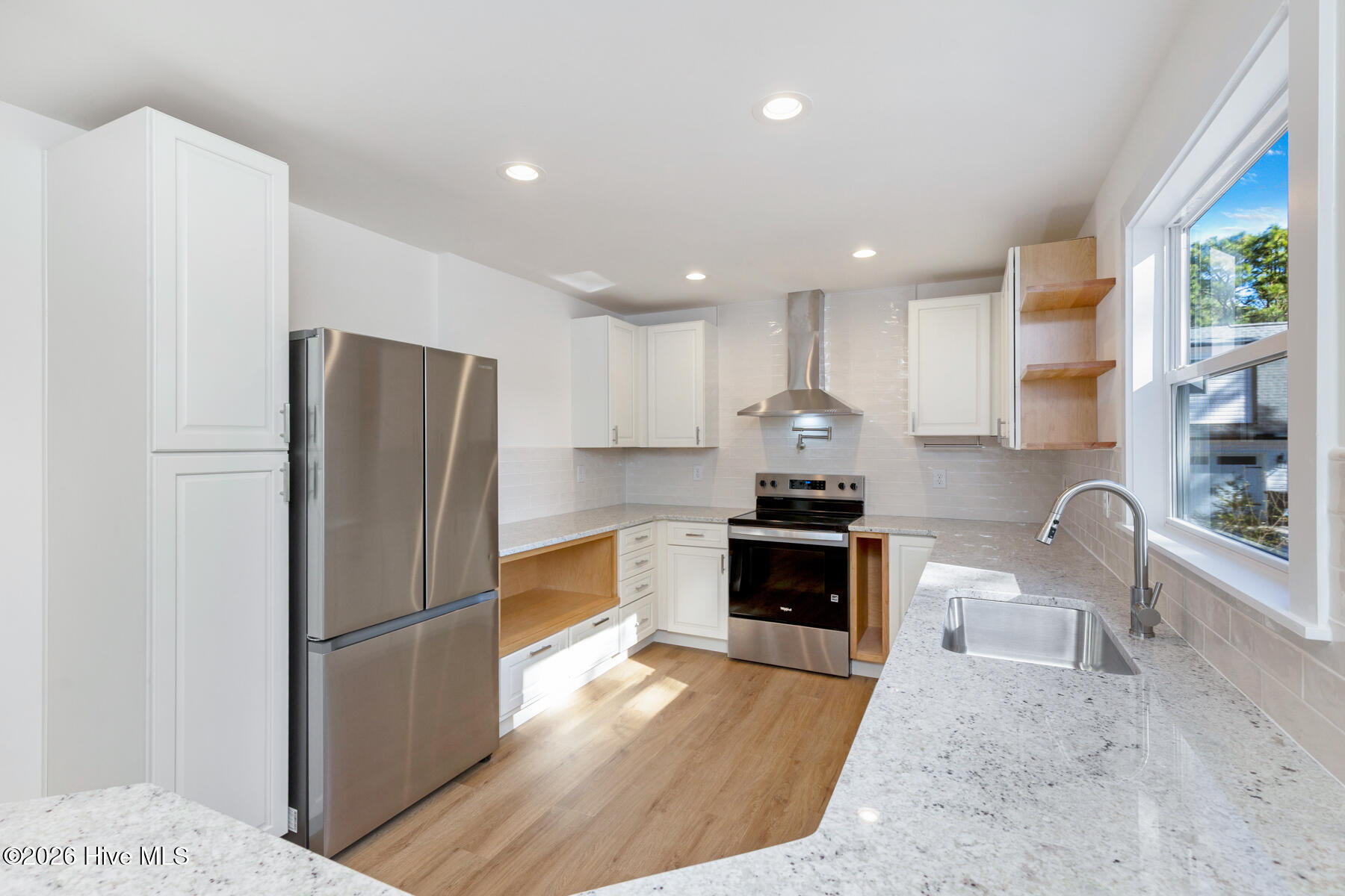 118 E Devonshire Avenue