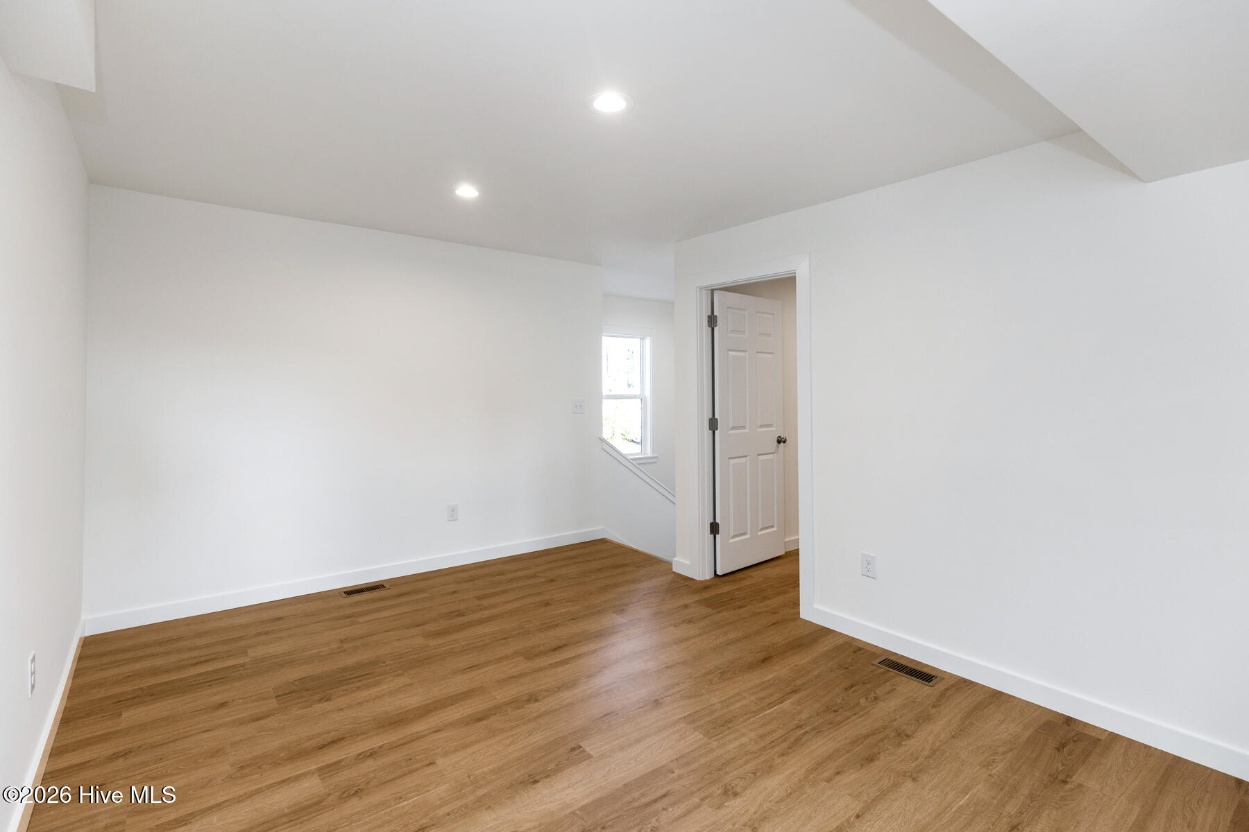 118 E Devonshire Avenue