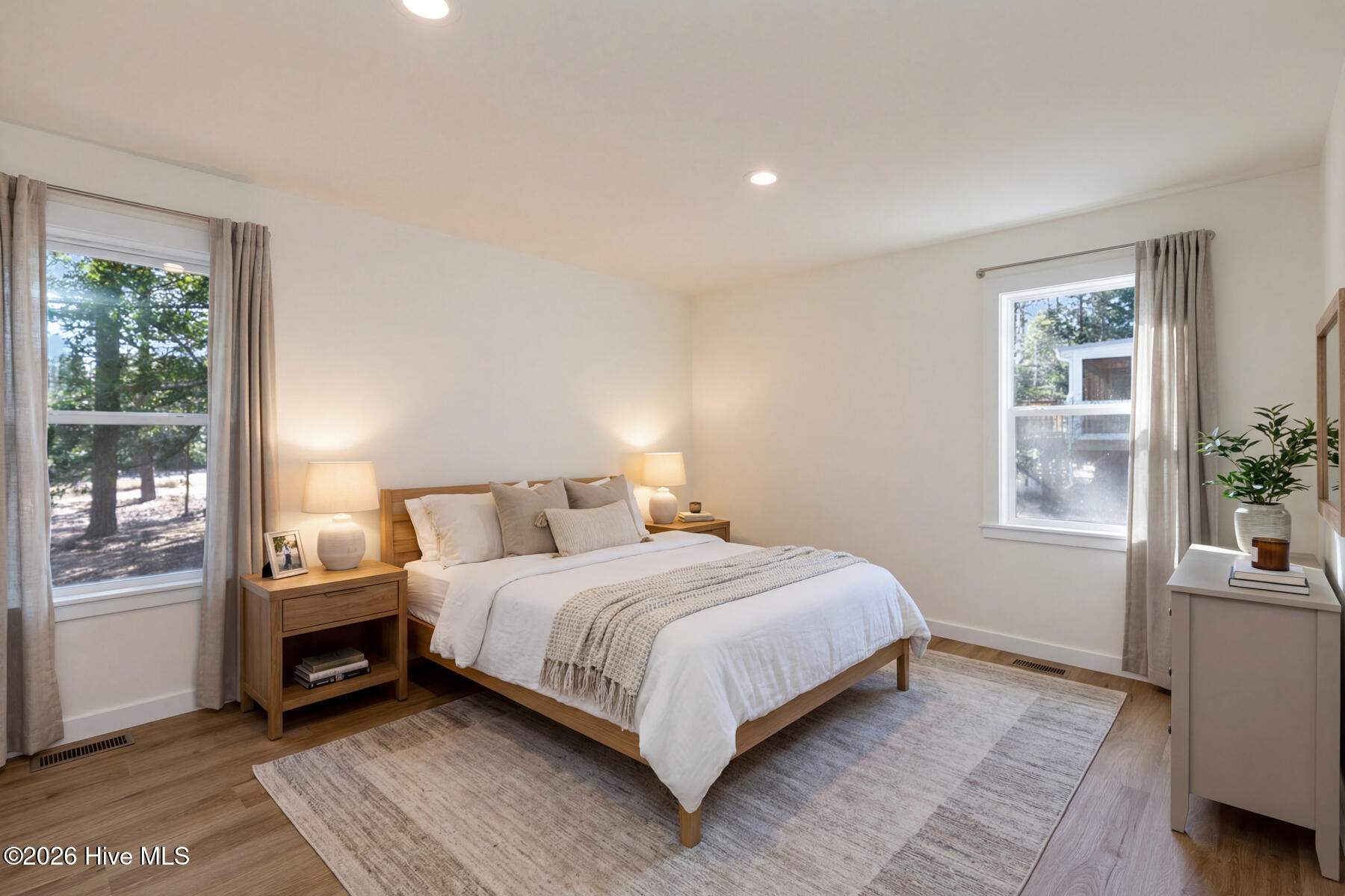 118 E Devonshire Avenue