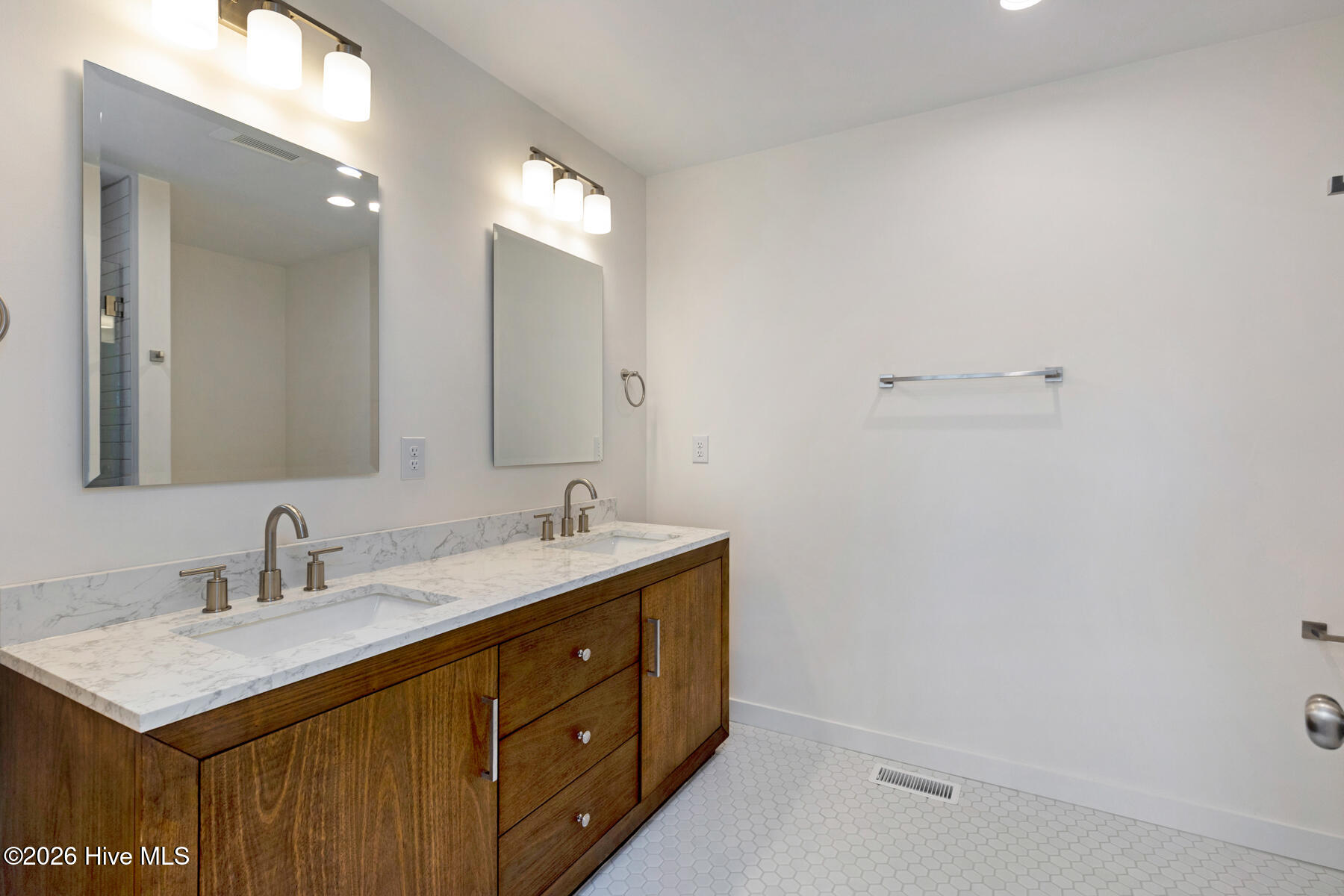 118 E Devonshire Avenue