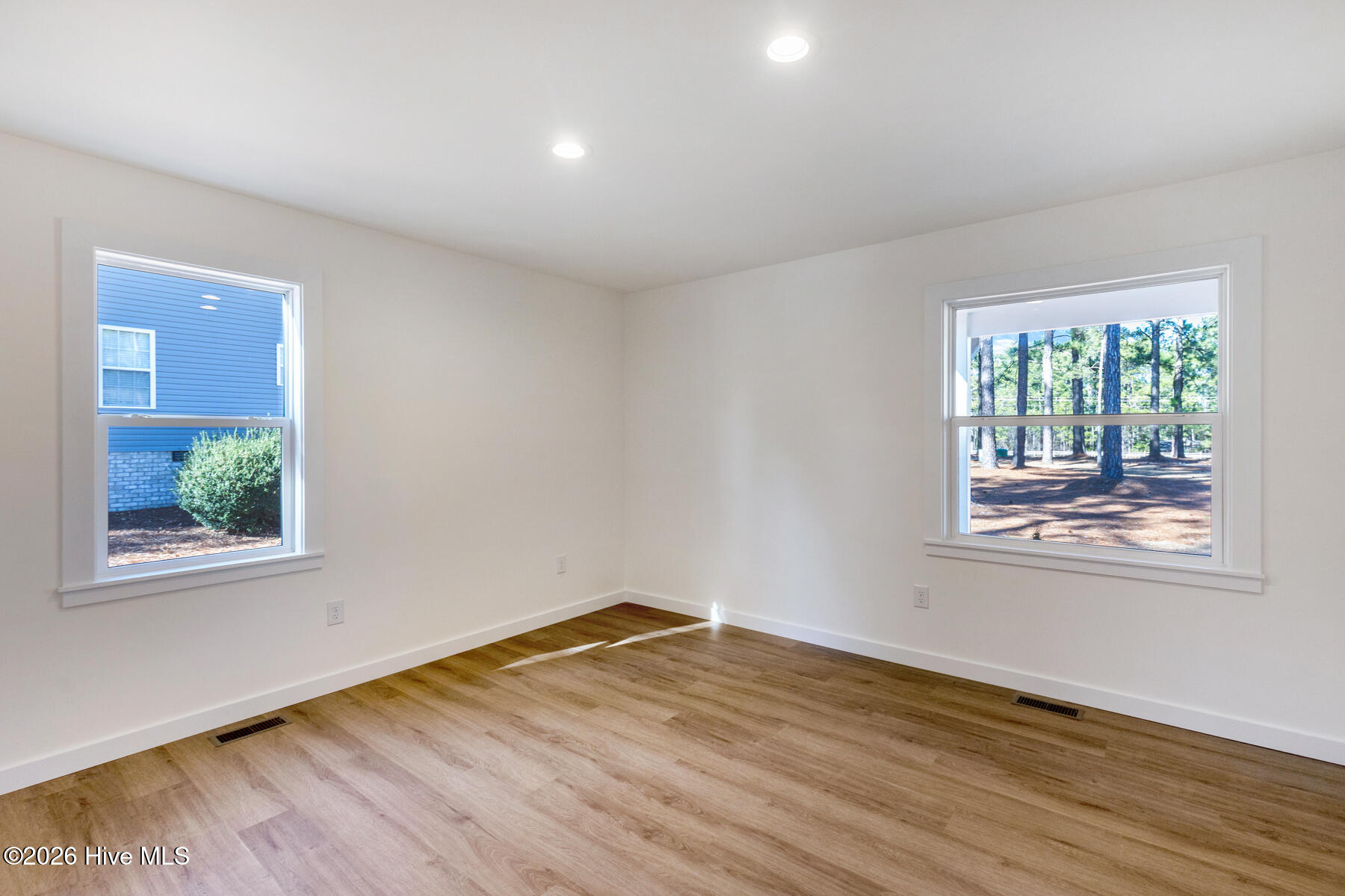 118 E Devonshire Avenue