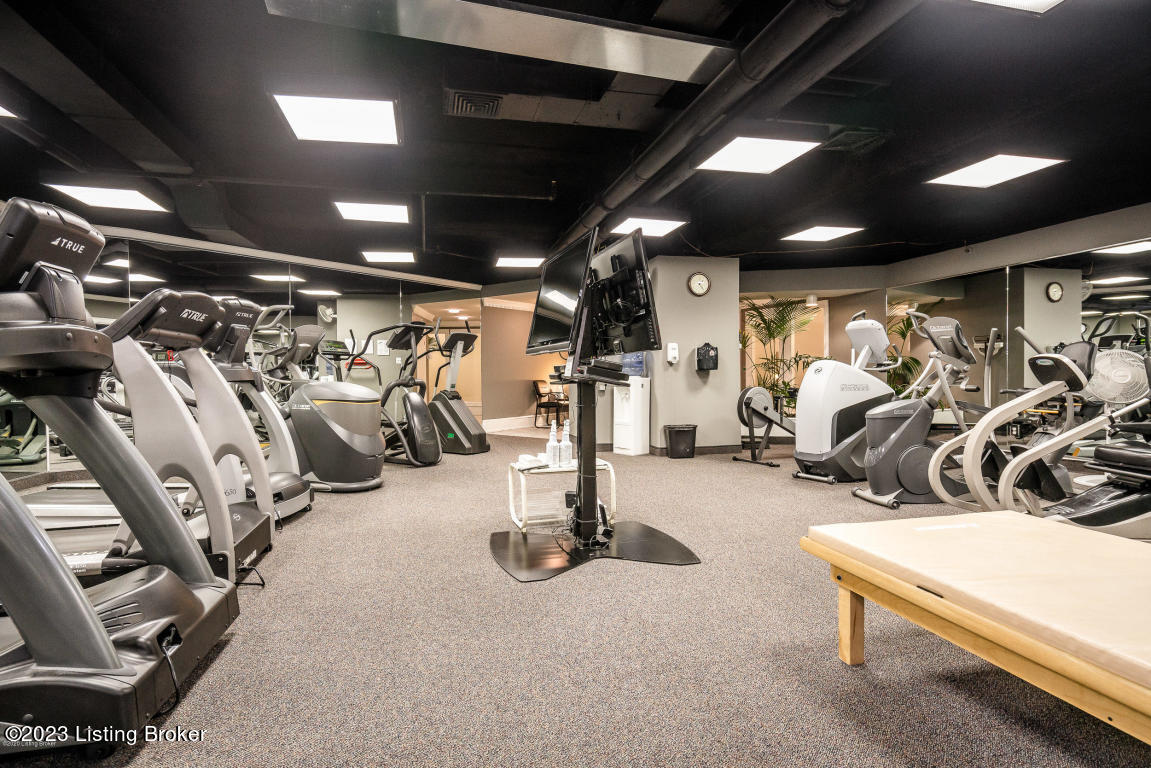 1400 Willow Ave, 1208