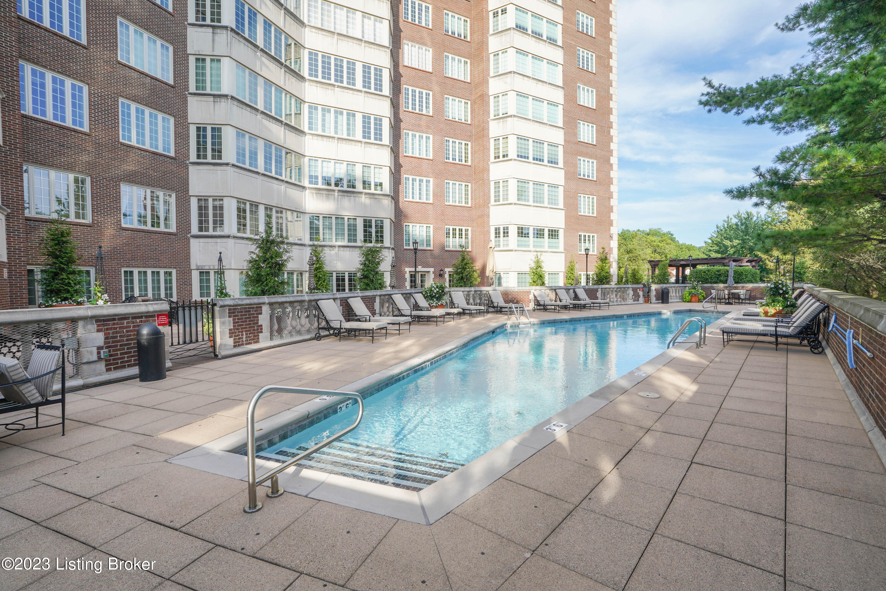 1400 Willow Ave, 1208