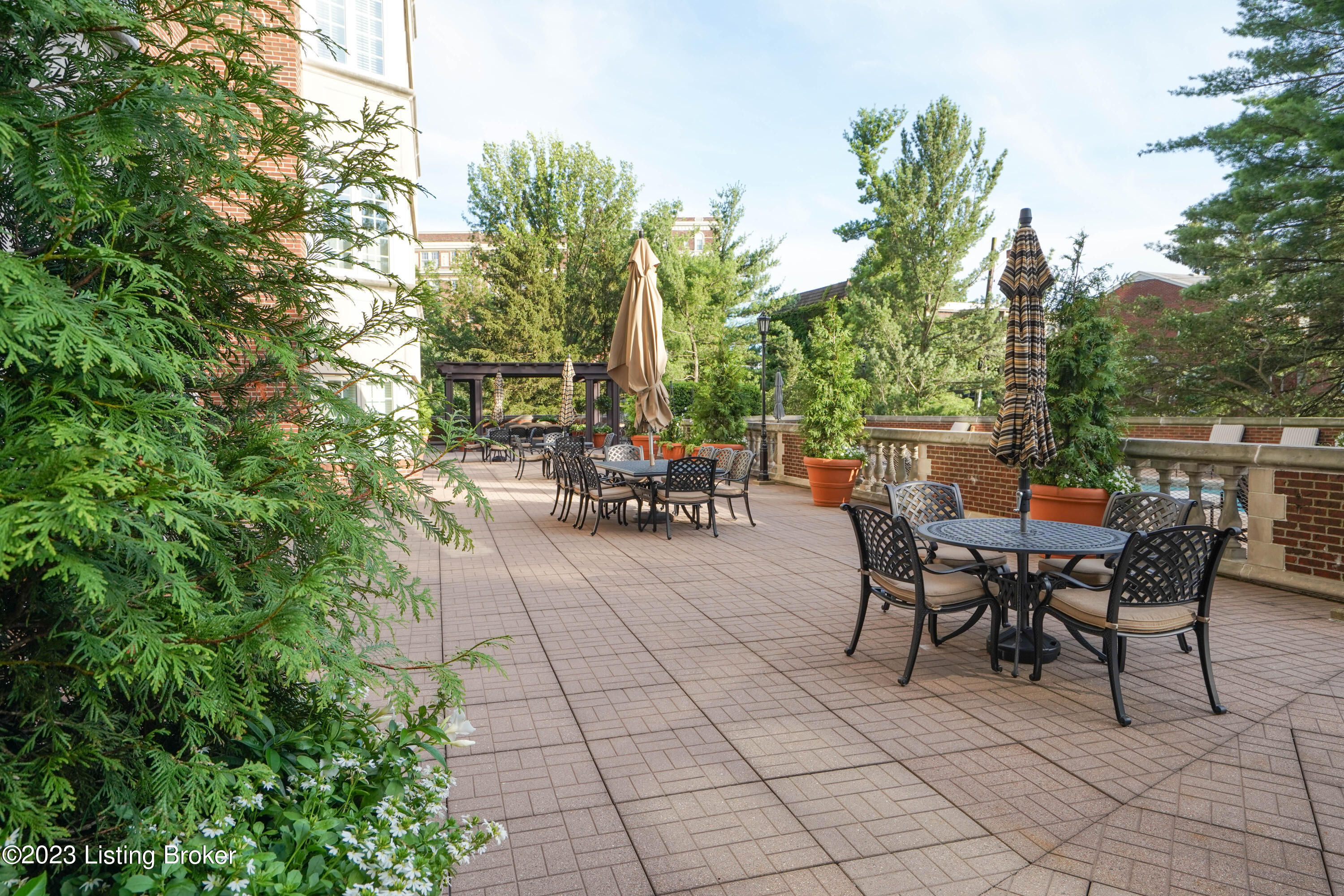 1400 Willow Ave, 1208