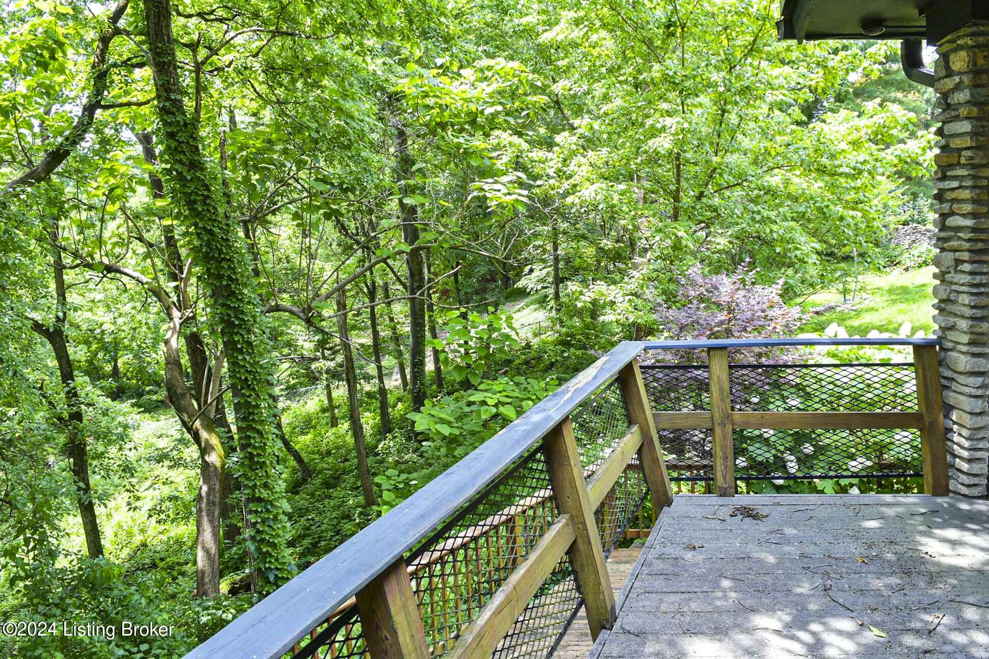 800 Greenspur Ln