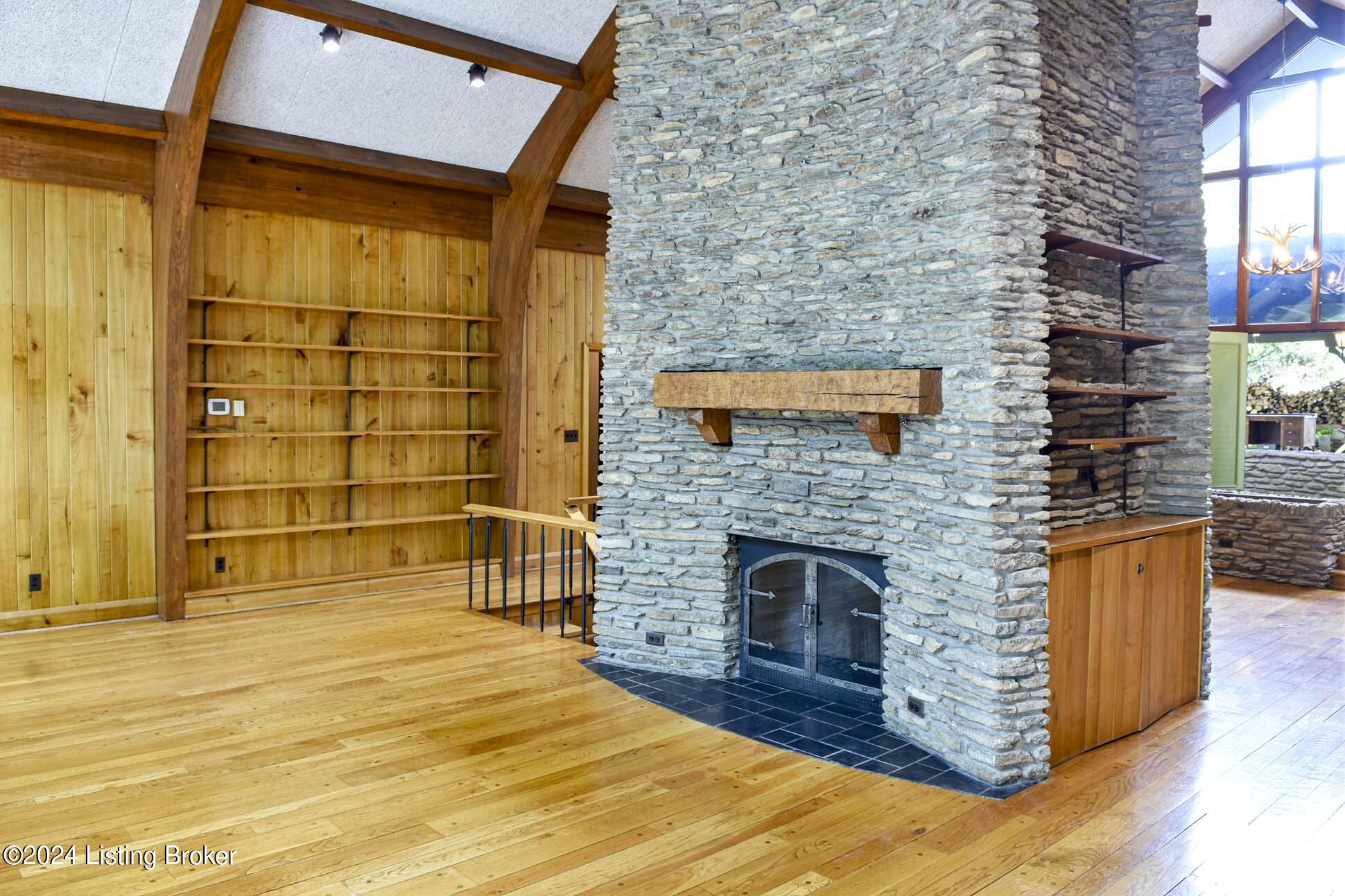 800 Greenspur Ln