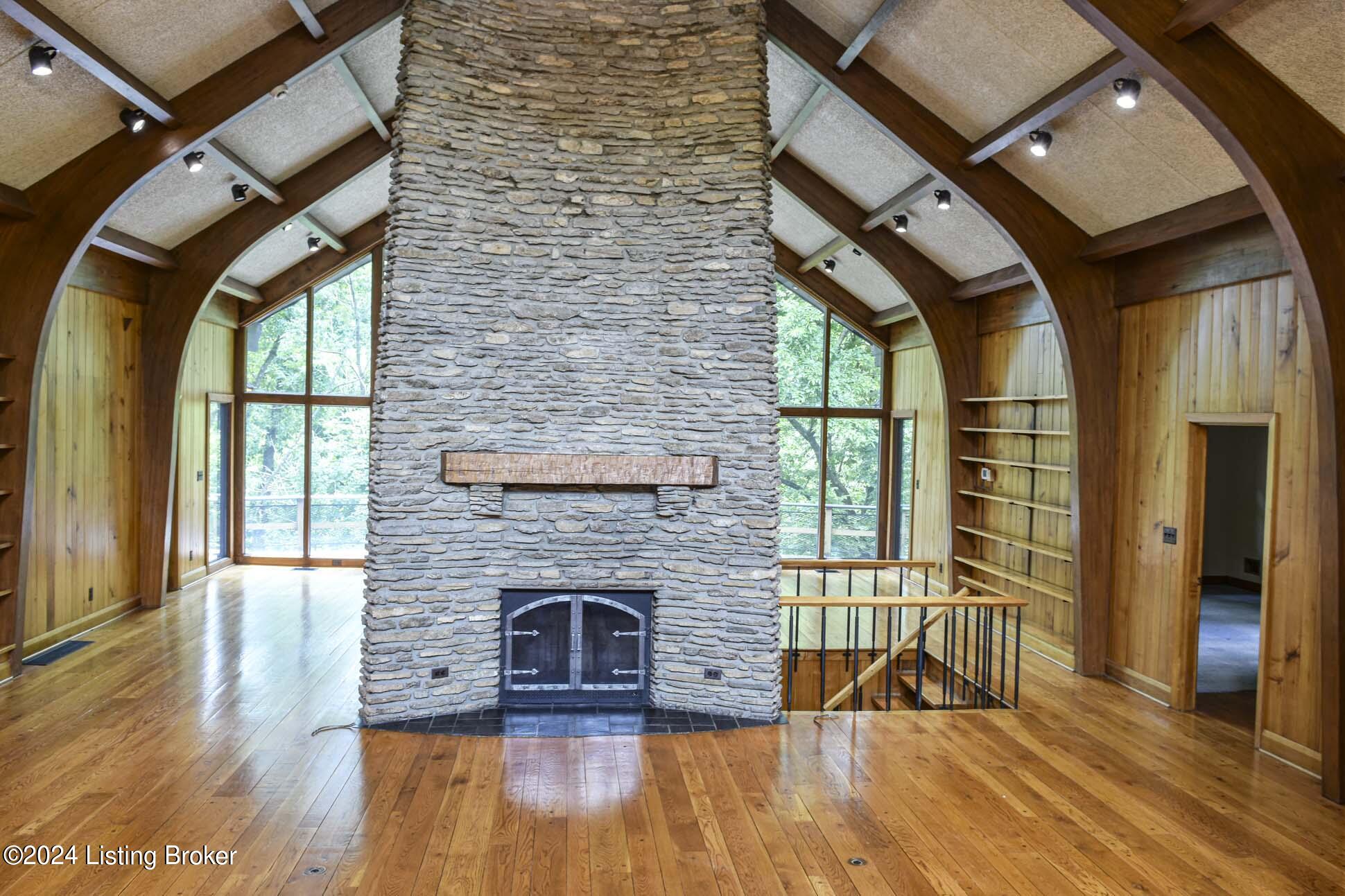 800 Greenspur Ln