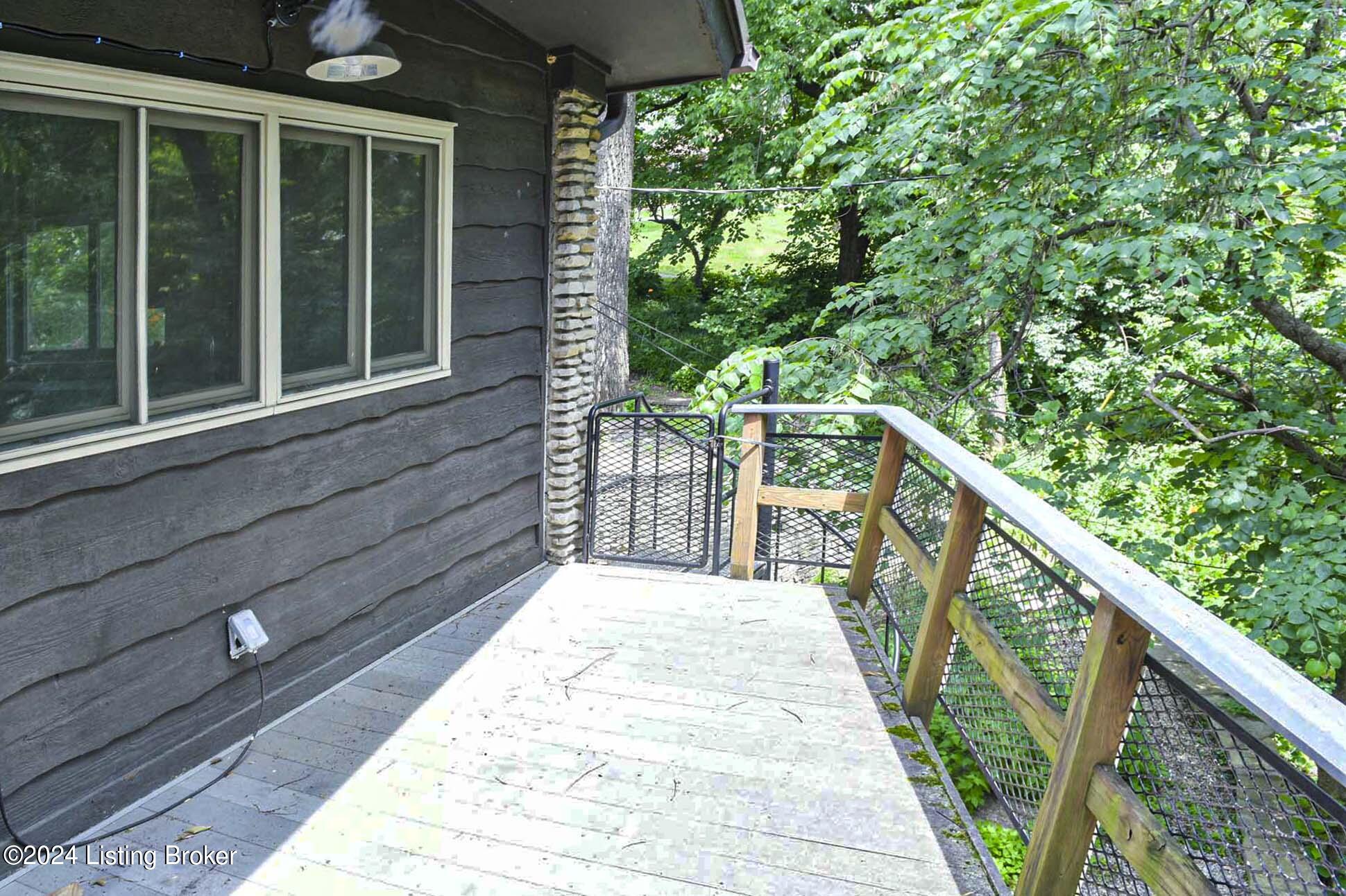 800 Greenspur Ln