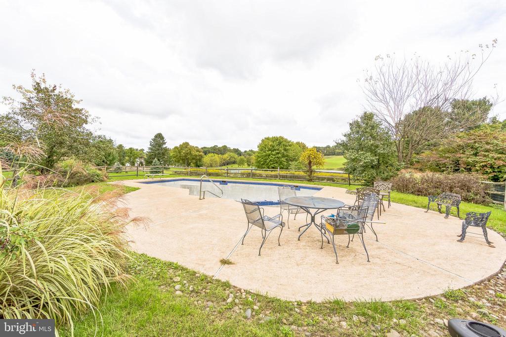 36 Wyndemere Lake Dr
