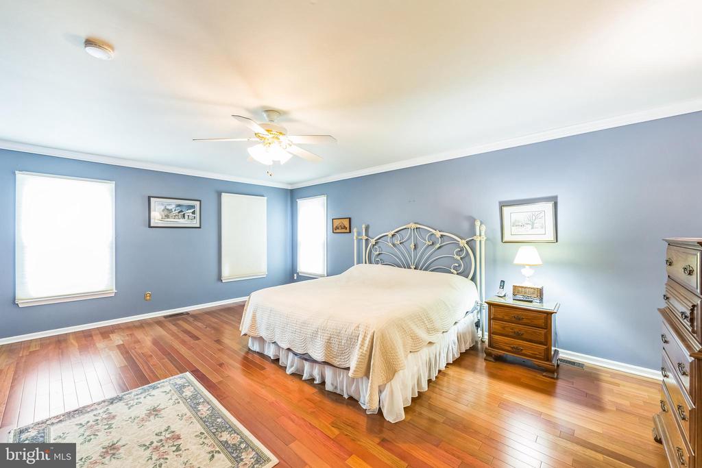 204 Hickory Dr