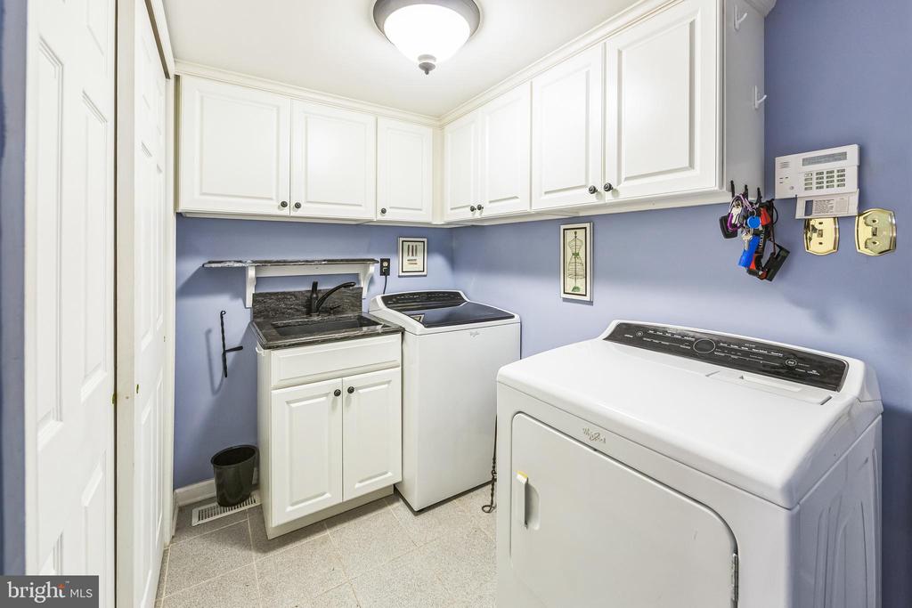 204 Hickory Dr