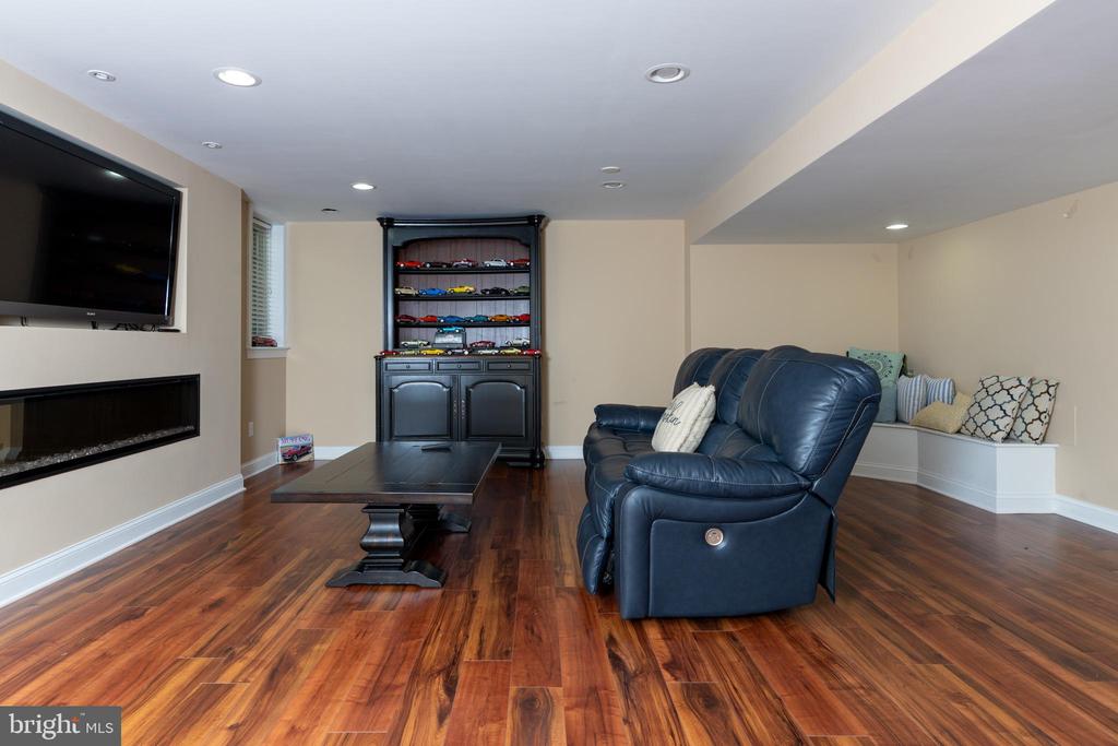 955 PINEHURST DRIVE