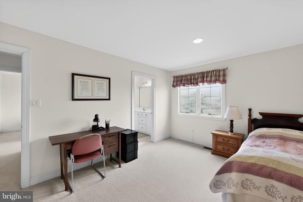 2 LIMNER COURT