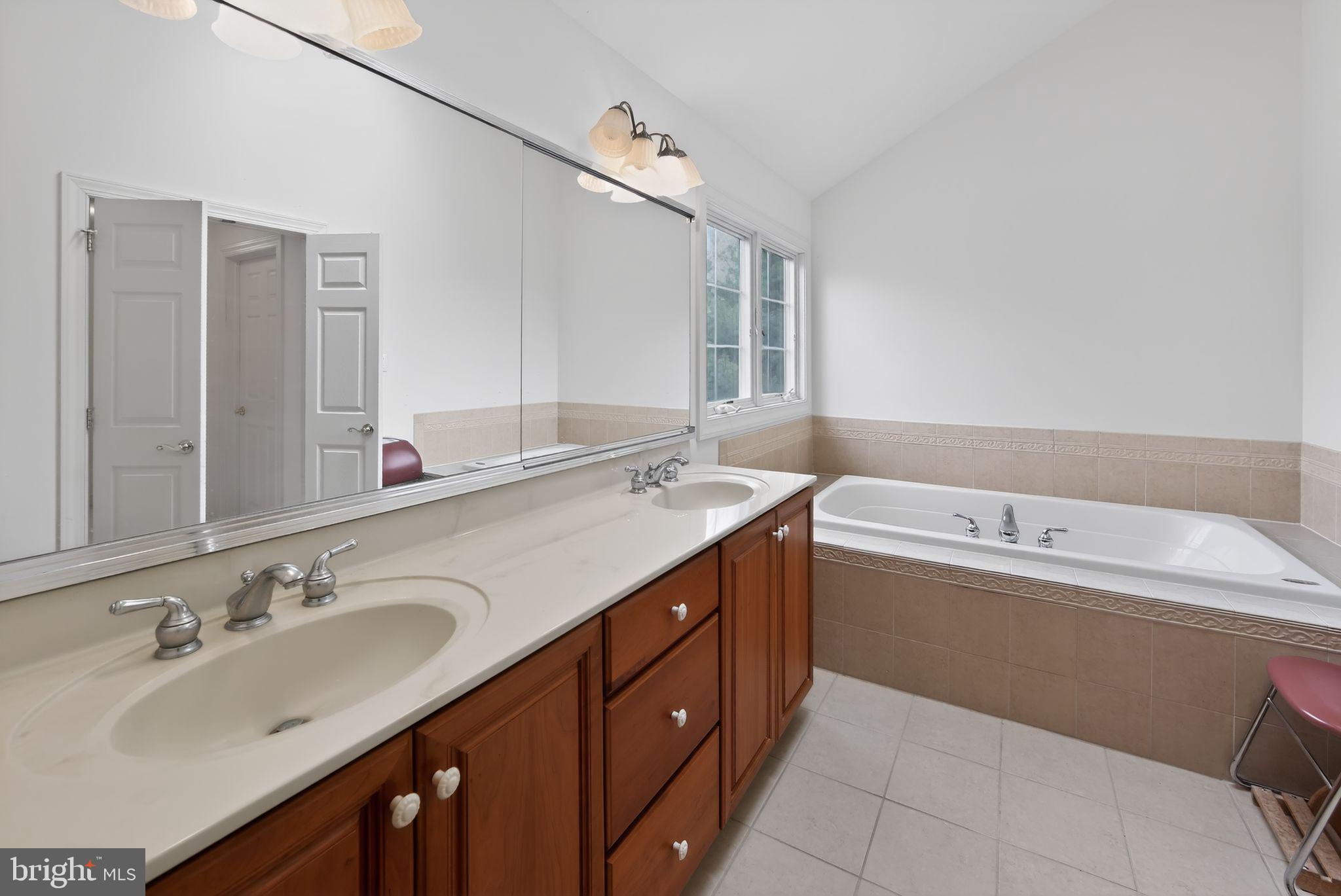 2 LIMNER COURT