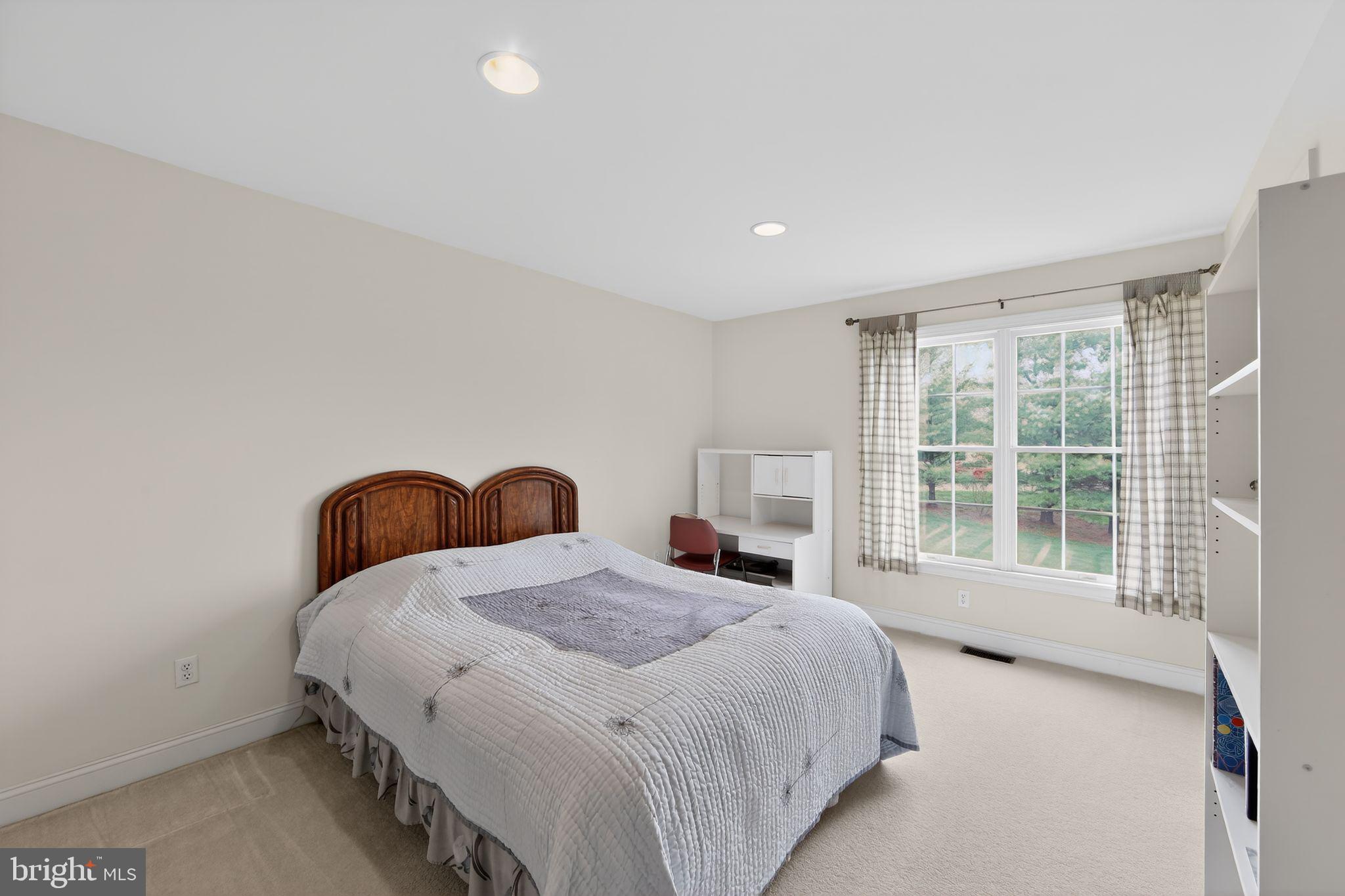 2 LIMNER COURT